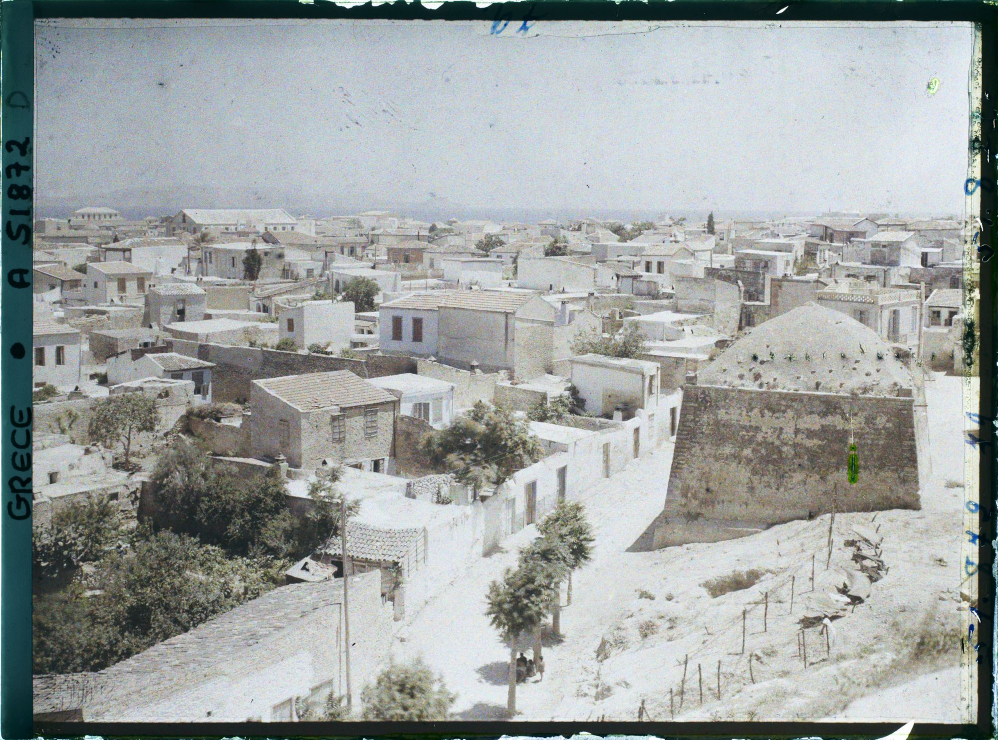 Image représentant La ville vue des remparts. Au fond, l'Ile Standia (actuelle Ile Dia)