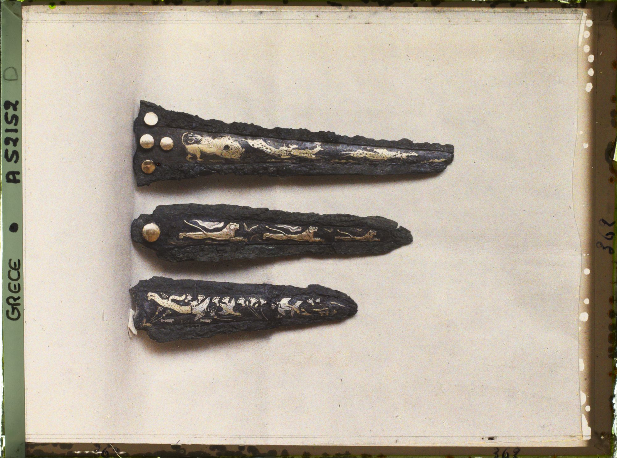 Image représentant Trois lames de poignards (bronze incrusté d'or, d'argent et nielle) provenant de Mycènes (verso)