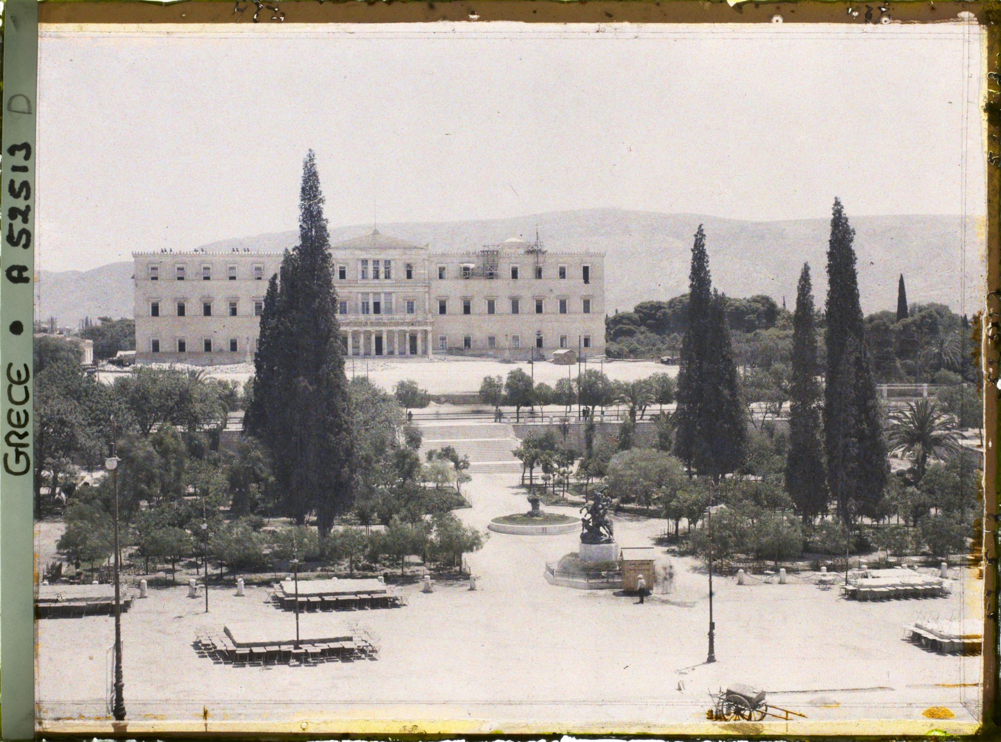 Image représentant La place de la Constitution (Place Syntagma) avec le Palais Royal (actuelle Chambre des Députés) et son jardin (Jardin Royal)