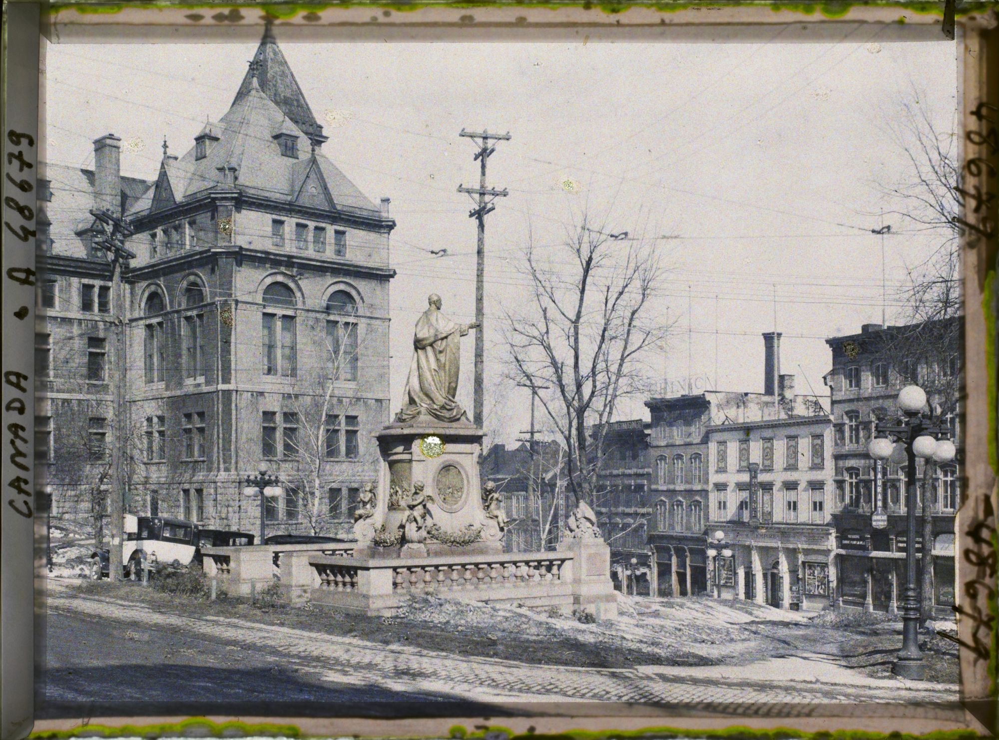 Image représentant Canada, Québec, Rue de la Fabrique et Statue du Cardinal Tachereau