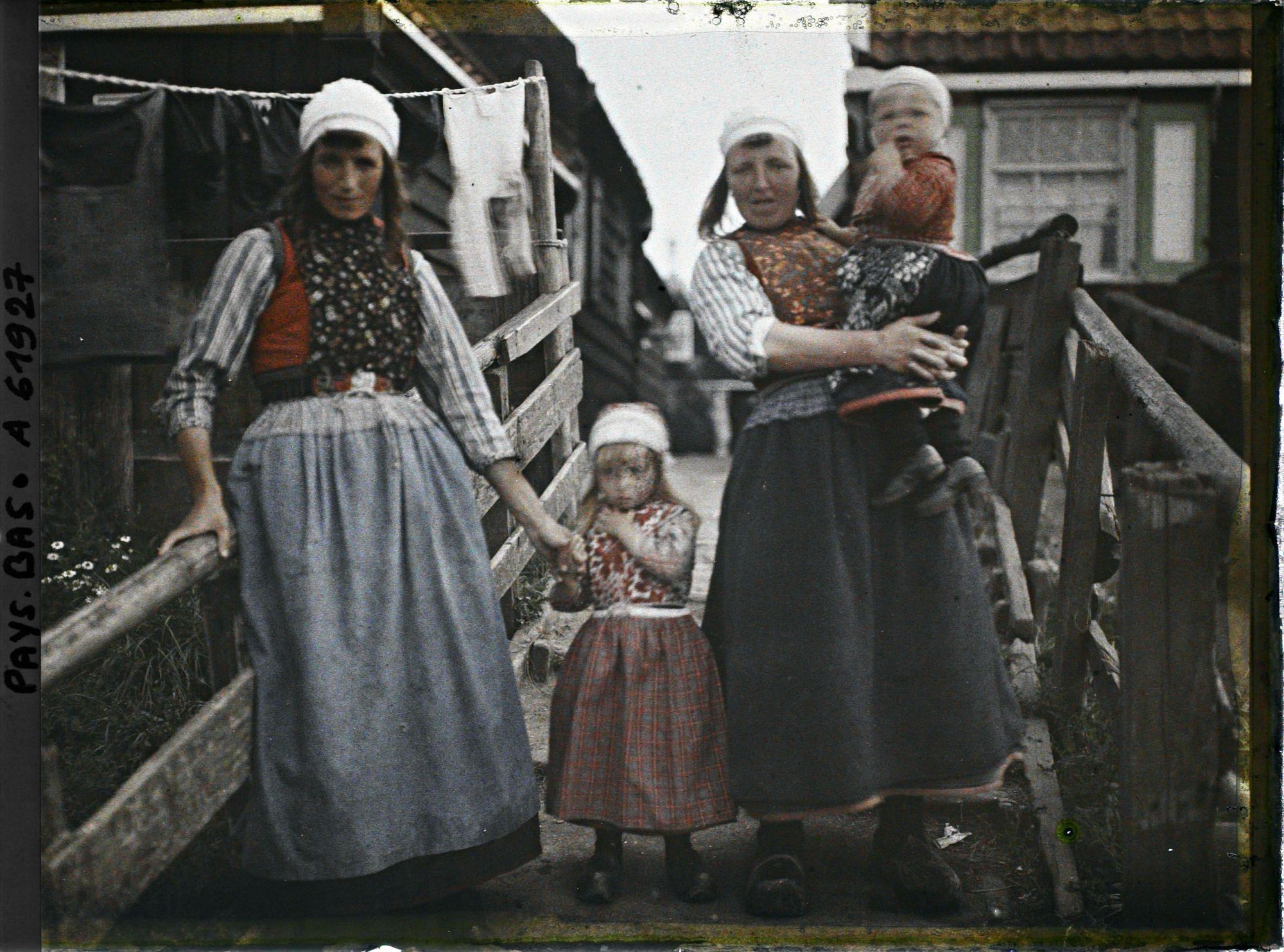 Image représentant Femme, fillettes et jeune fille en costume de l'île