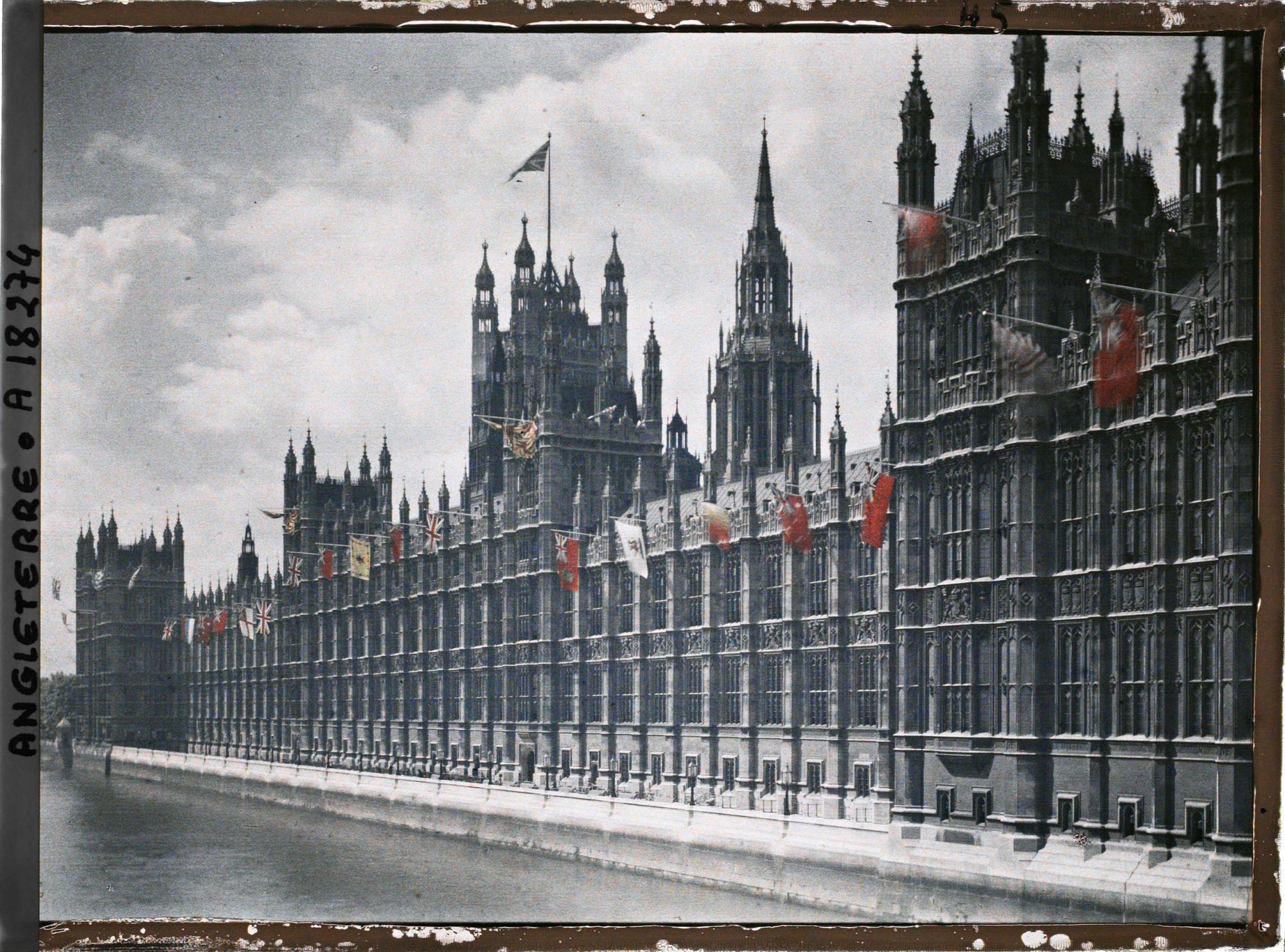 Image représentant Le parlement de Westminster au bord de la Tamise