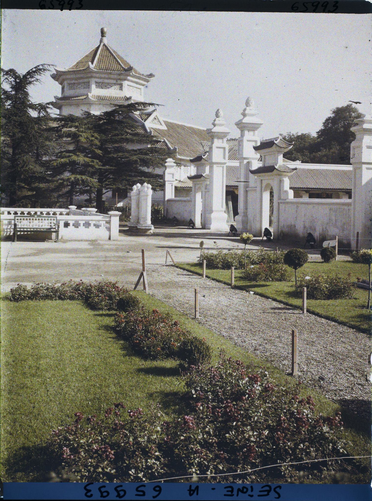 Image représentant L'Exposition Coloniale Internationale de 1931, le pavillon de la Cochinchine et l'entrée du pavillon du Tonkin, section de l'Indochine
