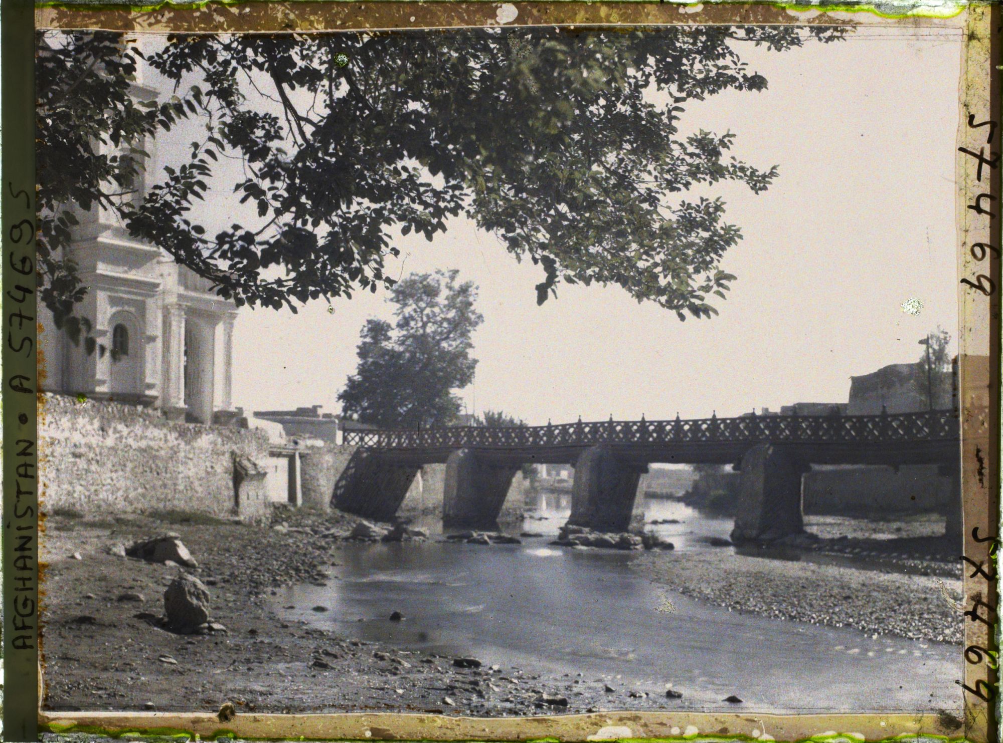 Image représentant Pont sur la rivière Kaboul à côté de la Masjid-i-Chah-Do-Chamshirah