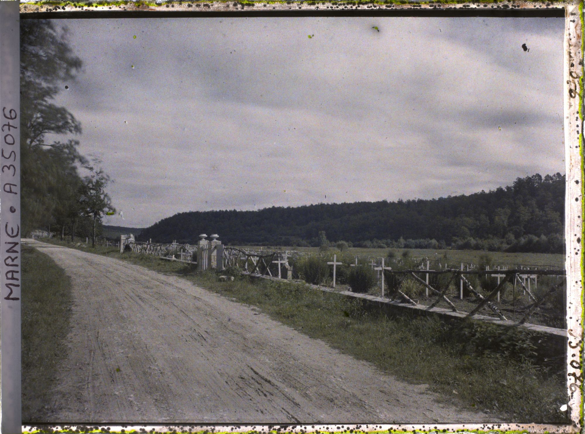 Image représentant France, De la Harazée au Four de Paris , Cimetière N° 6, route de la Harazée au Four de Paris
