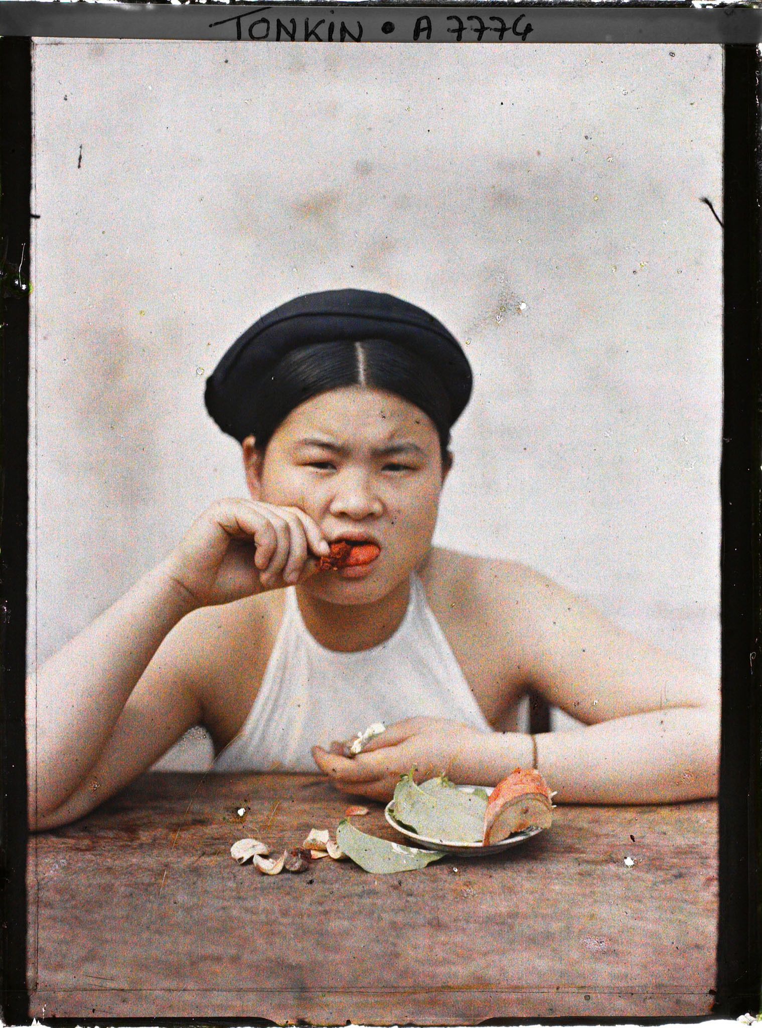 Image représentant Une jeune fille à la bouche rougie par le chiquage du bétel