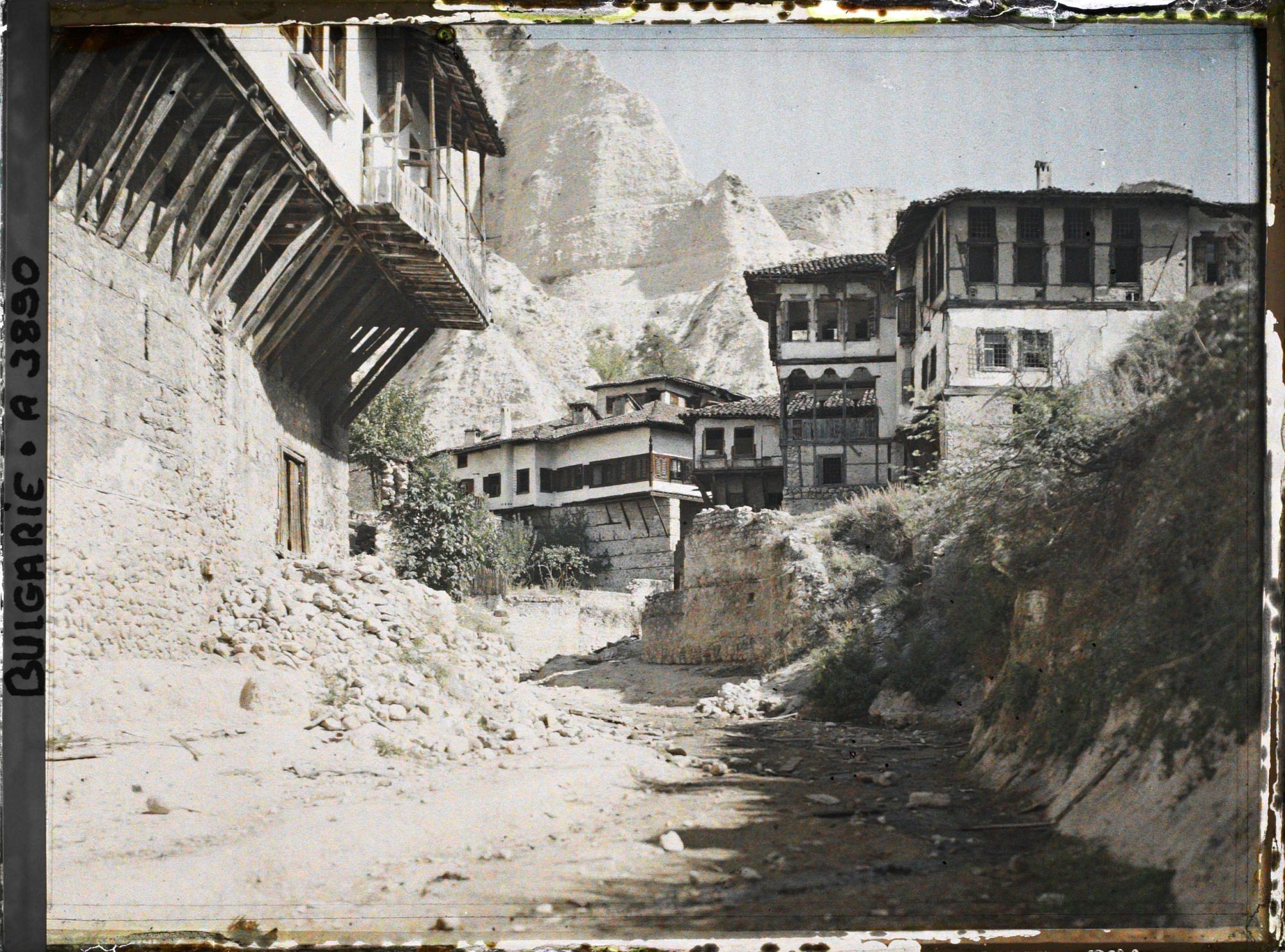 Image représentant Rue de terre battue bordée de maisons en étages