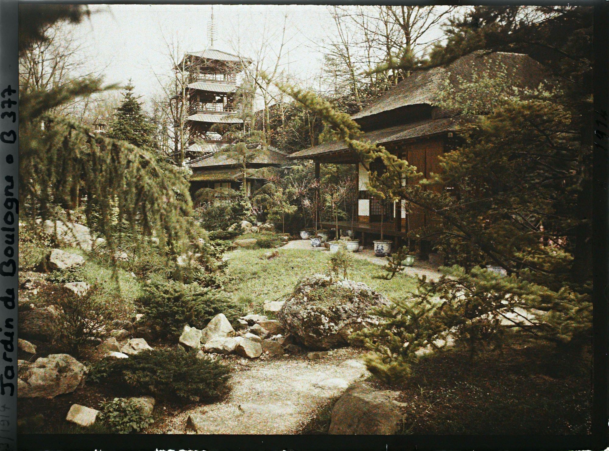 Image représentant Étroit chemin menant à la maison ouest du " village japonais ", puis au jardin anglais