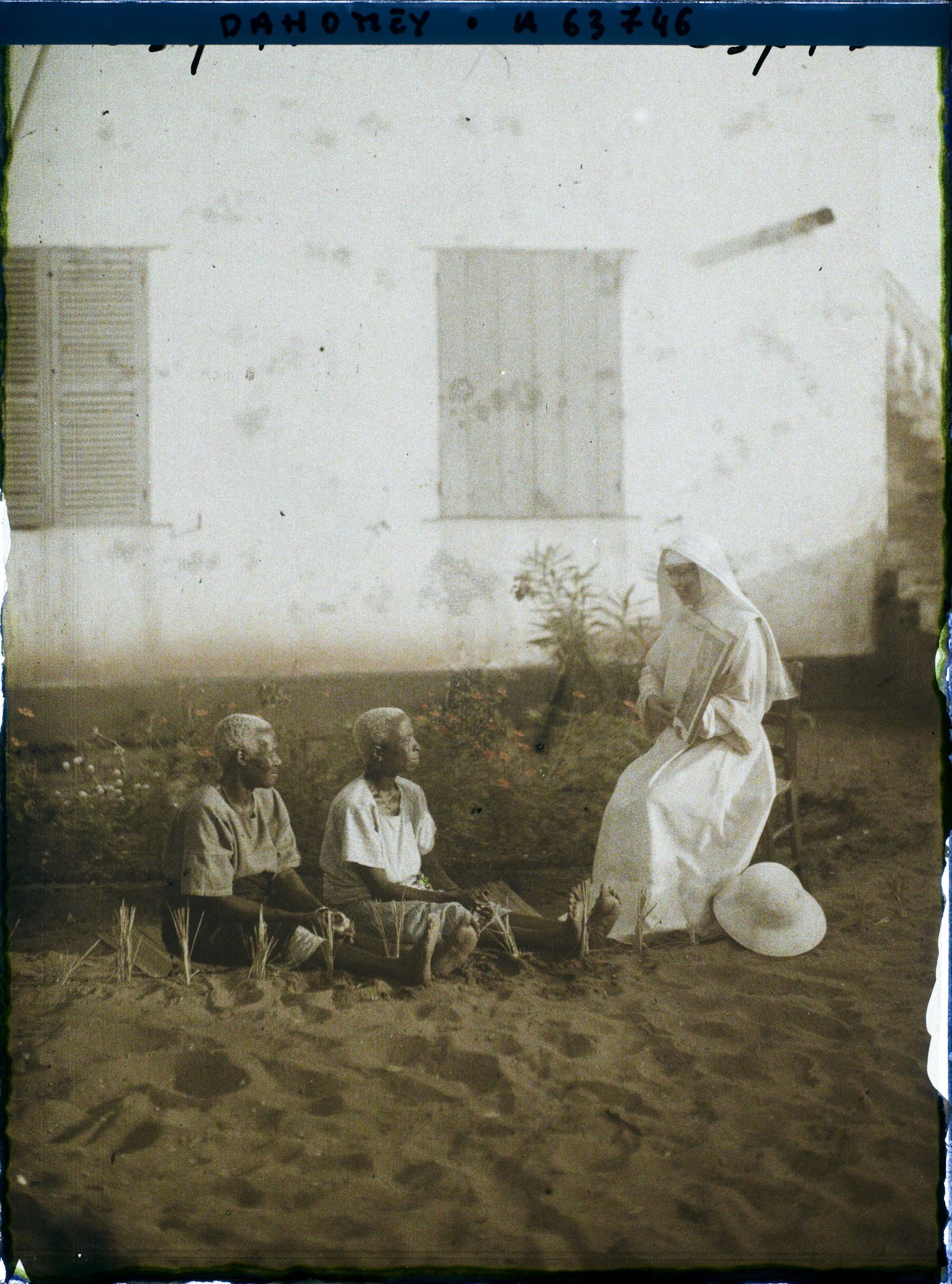 Image représentant Une sœur enseignant la religion à deux vieilles femmes