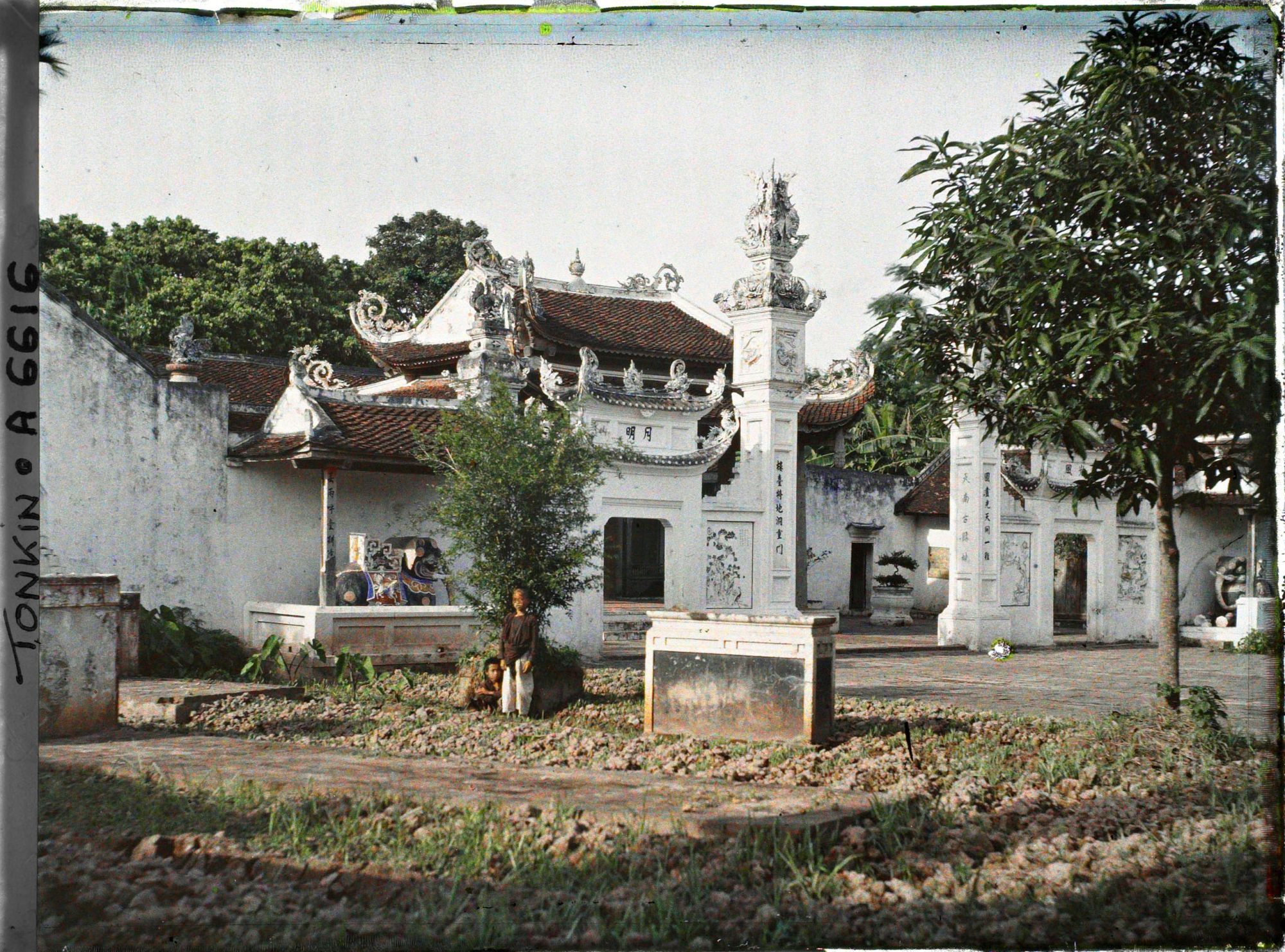 Image représentant Une vue d'ensemble prise de l'extérieur du temple dans le village de Vinh-thuy