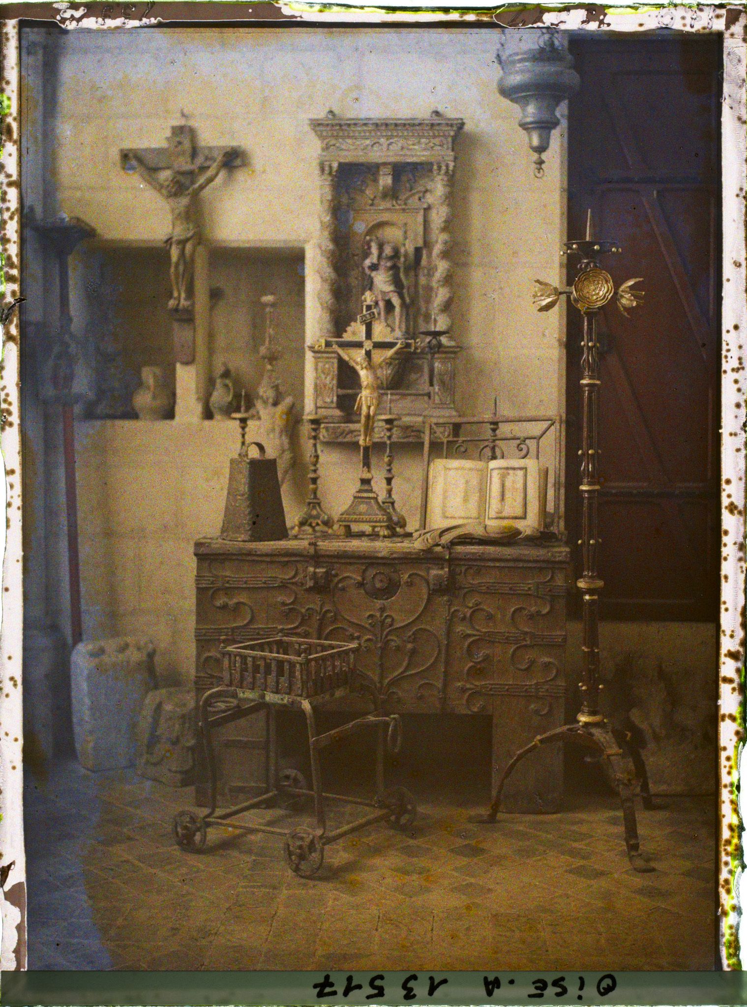 Image représentant France, Noyon, Cathédrale le Trésor : Clochette du VIIe S. Evangeliaire du IXe S. Chandelier Pascal du XIIe Brasero et armoire du XIIe