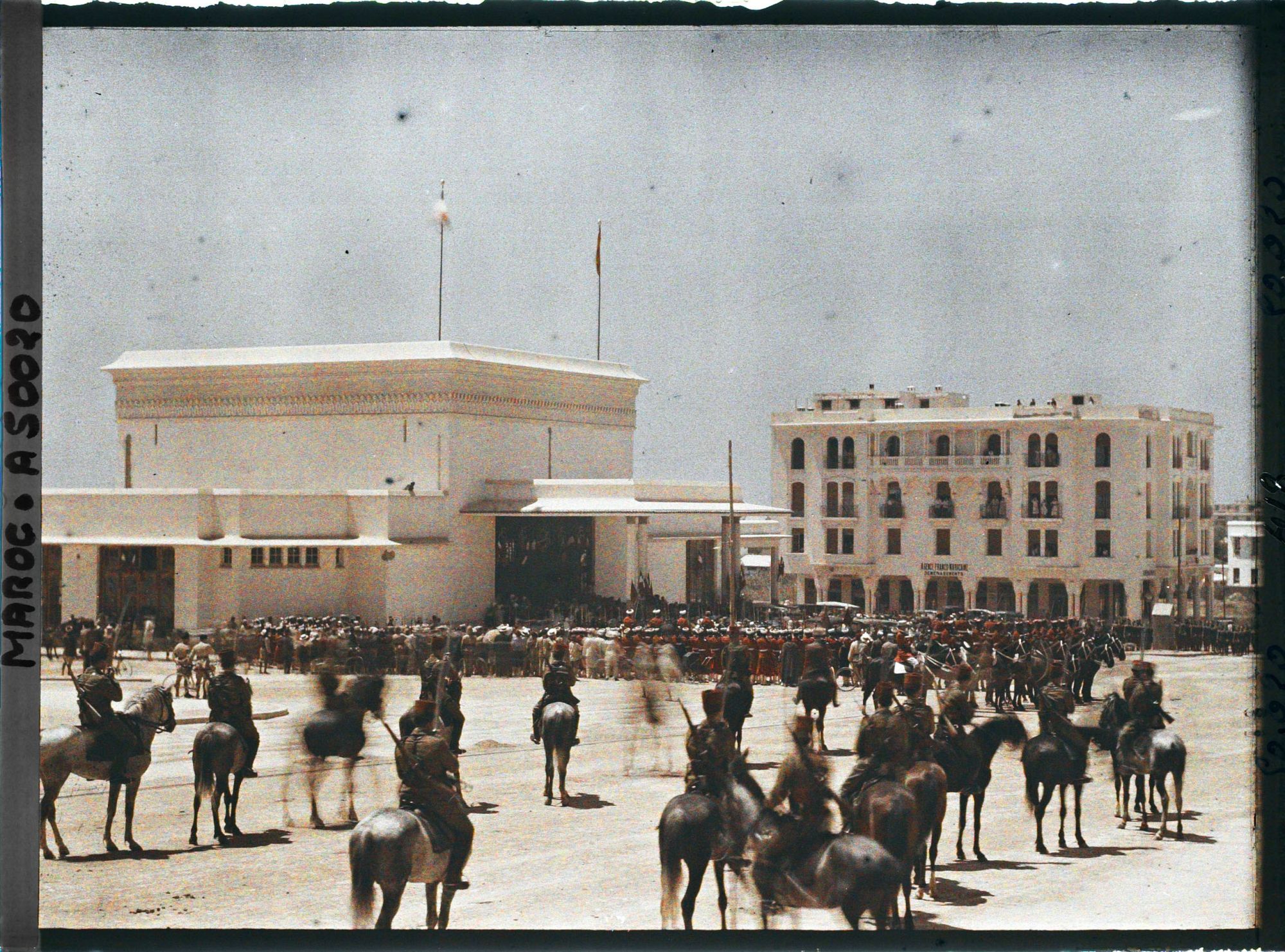 Image représentant Troupes militaires devant la gare lors du départ du sultan Moulay Youssef pour Paris
