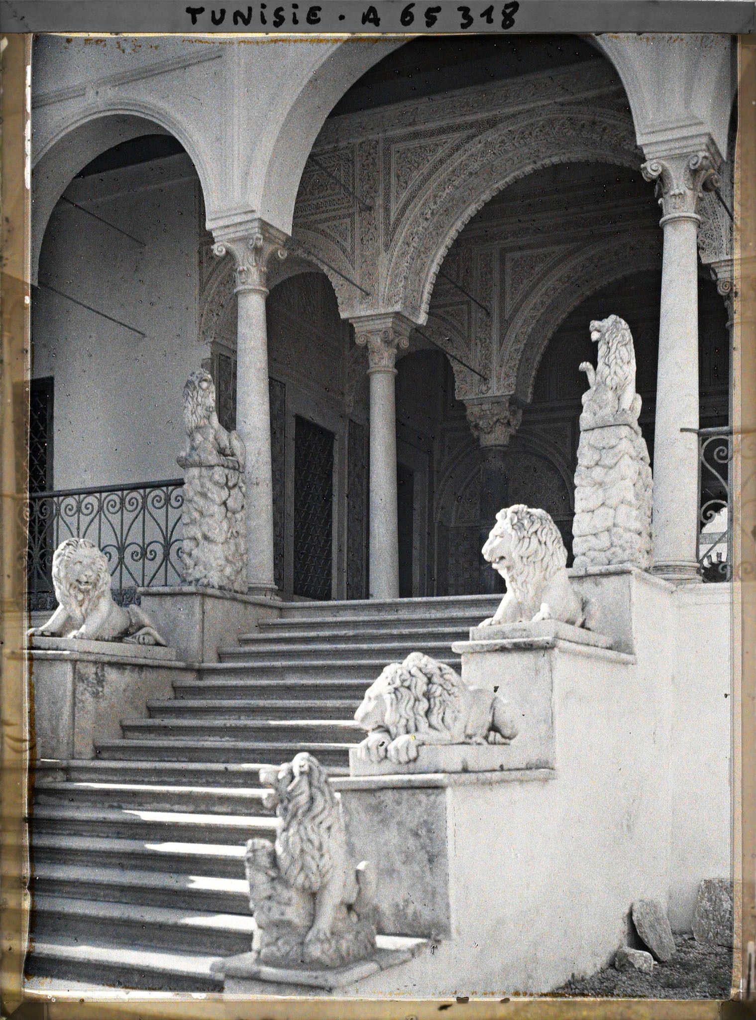 Image représentant Détail de l'escalier des Lions menant aux appartements beylicaux du palais du Bardo