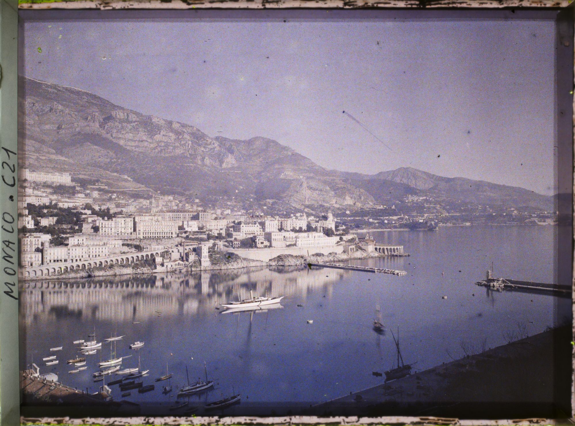 Image représentant Panorama sur le port de Monaco et les monts environnants
