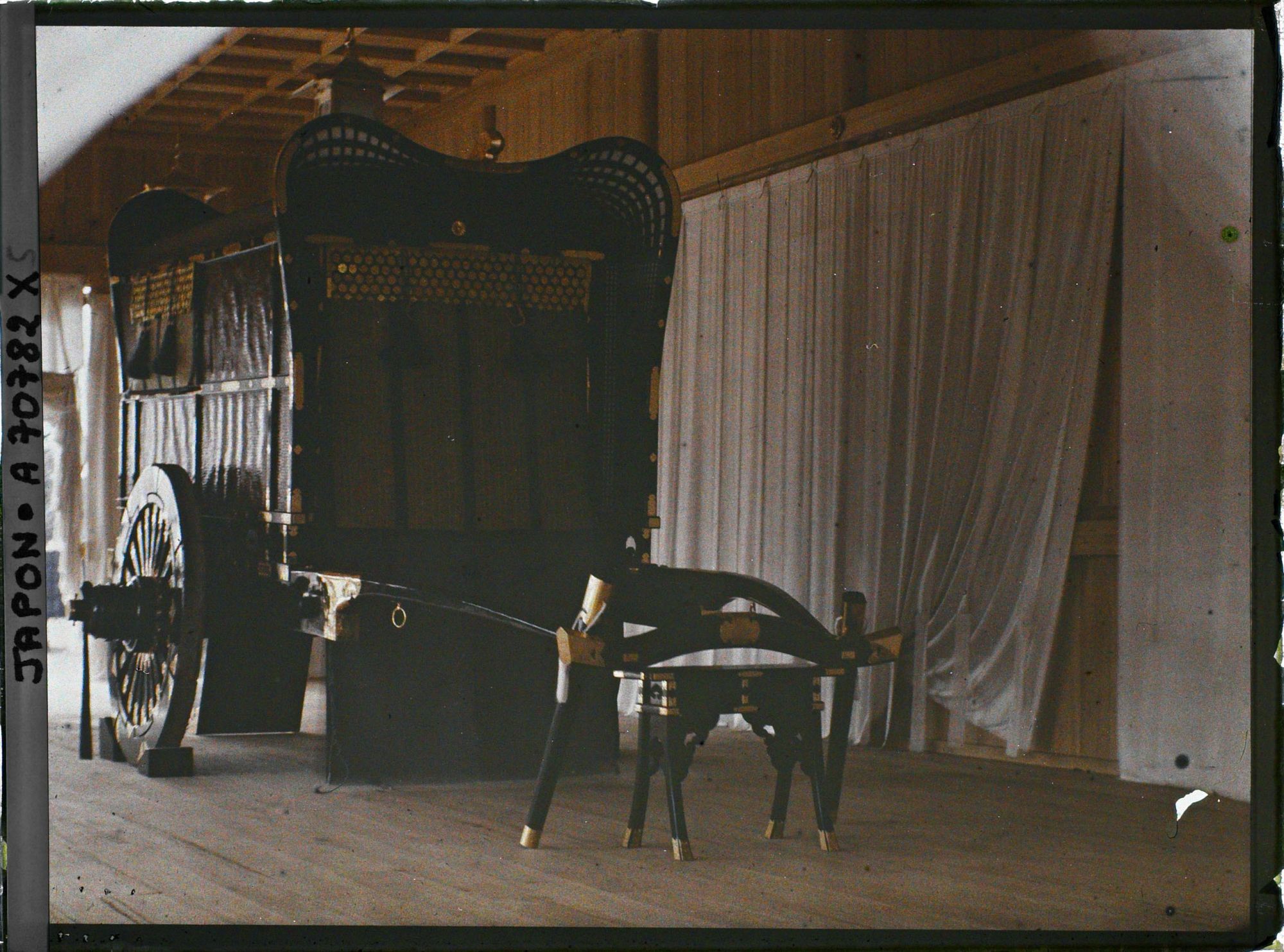 Image représentant Funérailles de l'Empereur Taisho-Tenno (Yoshihito), Shinjuku Gyoen (Parc Impérial de Shinjuku) : exposition du char funèbre