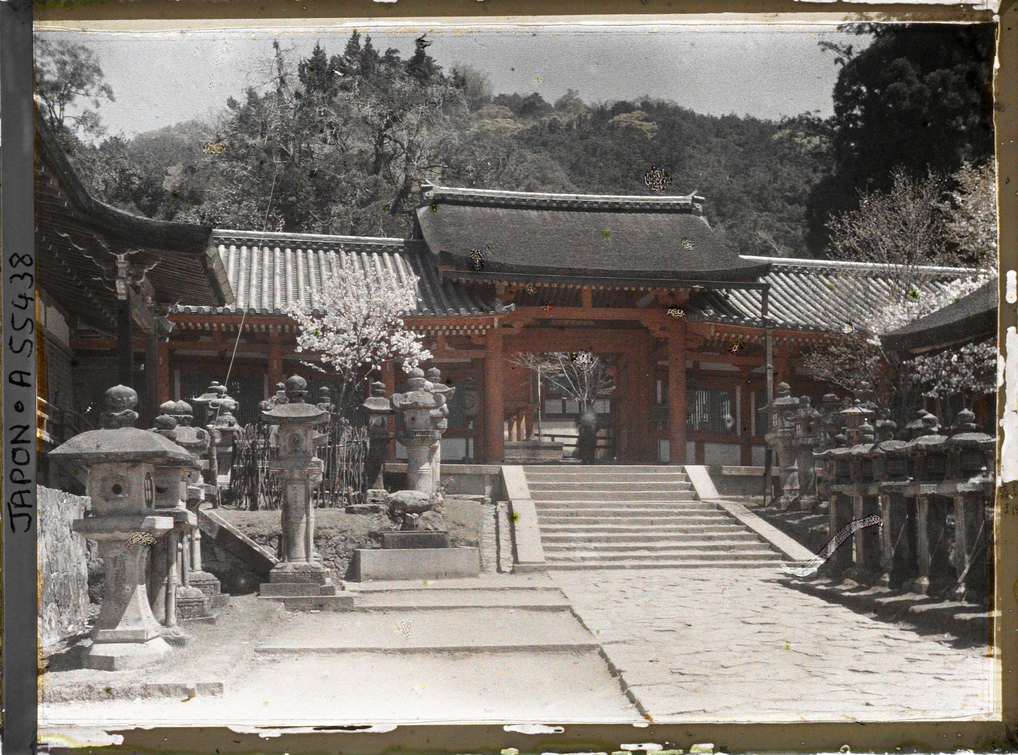 Image représentant Sanctuaire Kasuga-taisha (ou Kasuga-Jinja) : La porte Naishi (Naishi-mon), au nord-ouest de l'enceinte du sanctuaire.