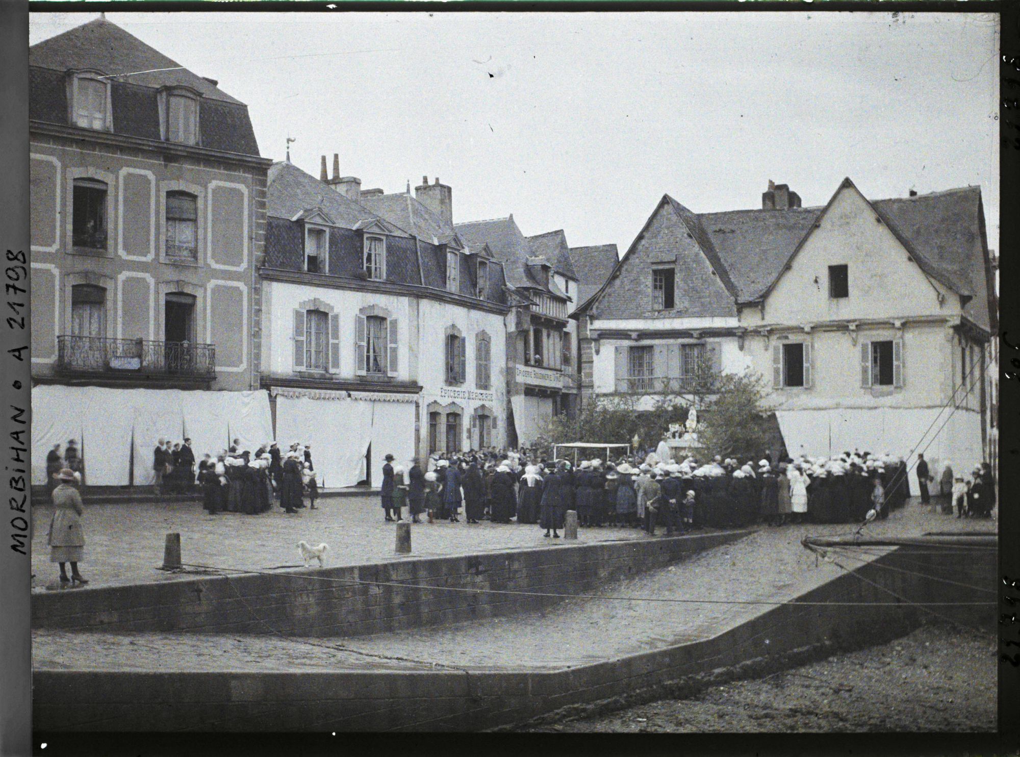 Image représentant La procession de la Fête-Dieu devant le reposoir du port de Saint-Goustan