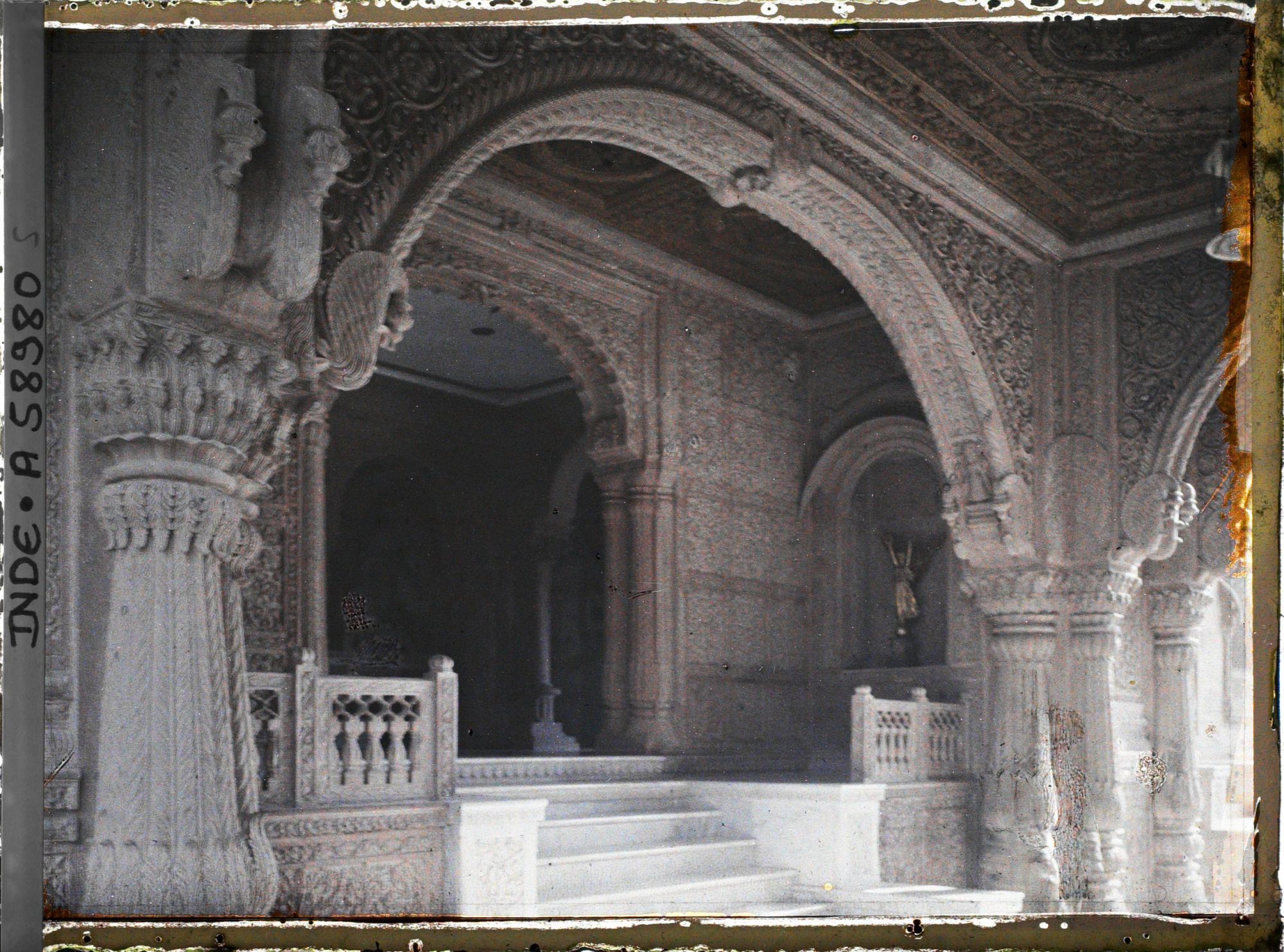 Image représentant Le porche principal du palais de Lallgarh