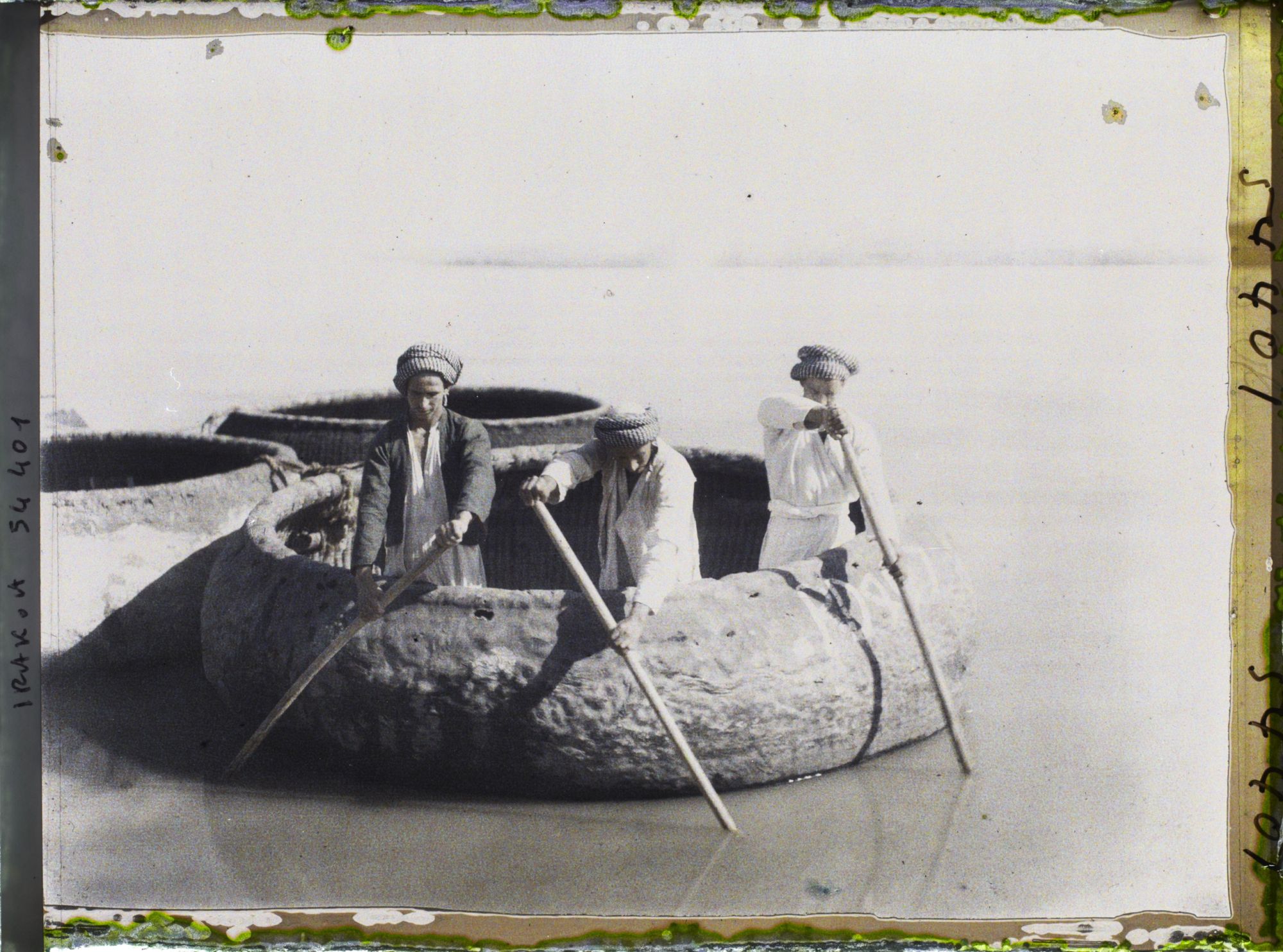 Image représentant Hommes à bord d'un couffa sur le Tigre