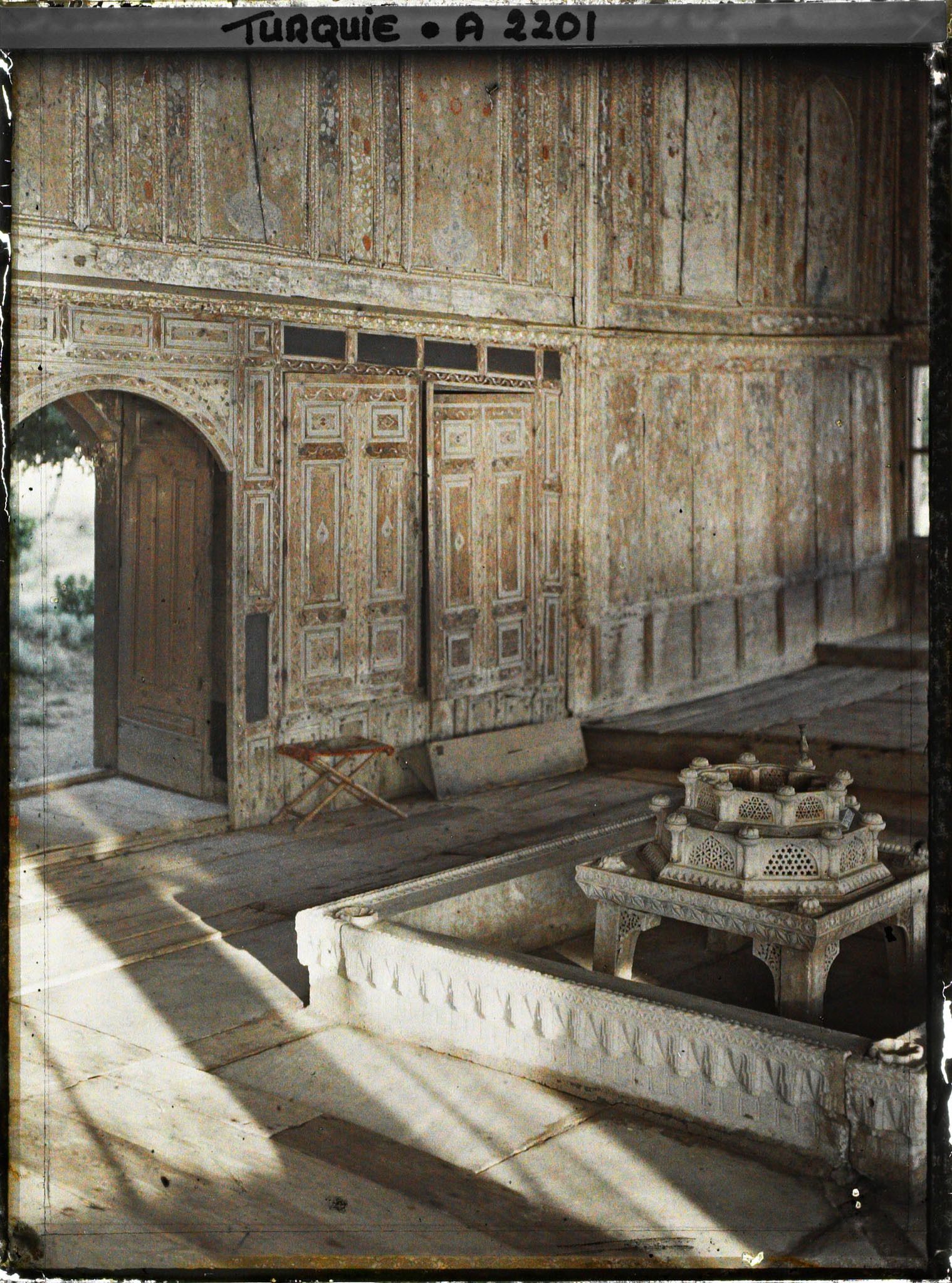 Image représentant Panneaux de bois peint du " kiosque de Koprülu " sur la rive du Bosphore