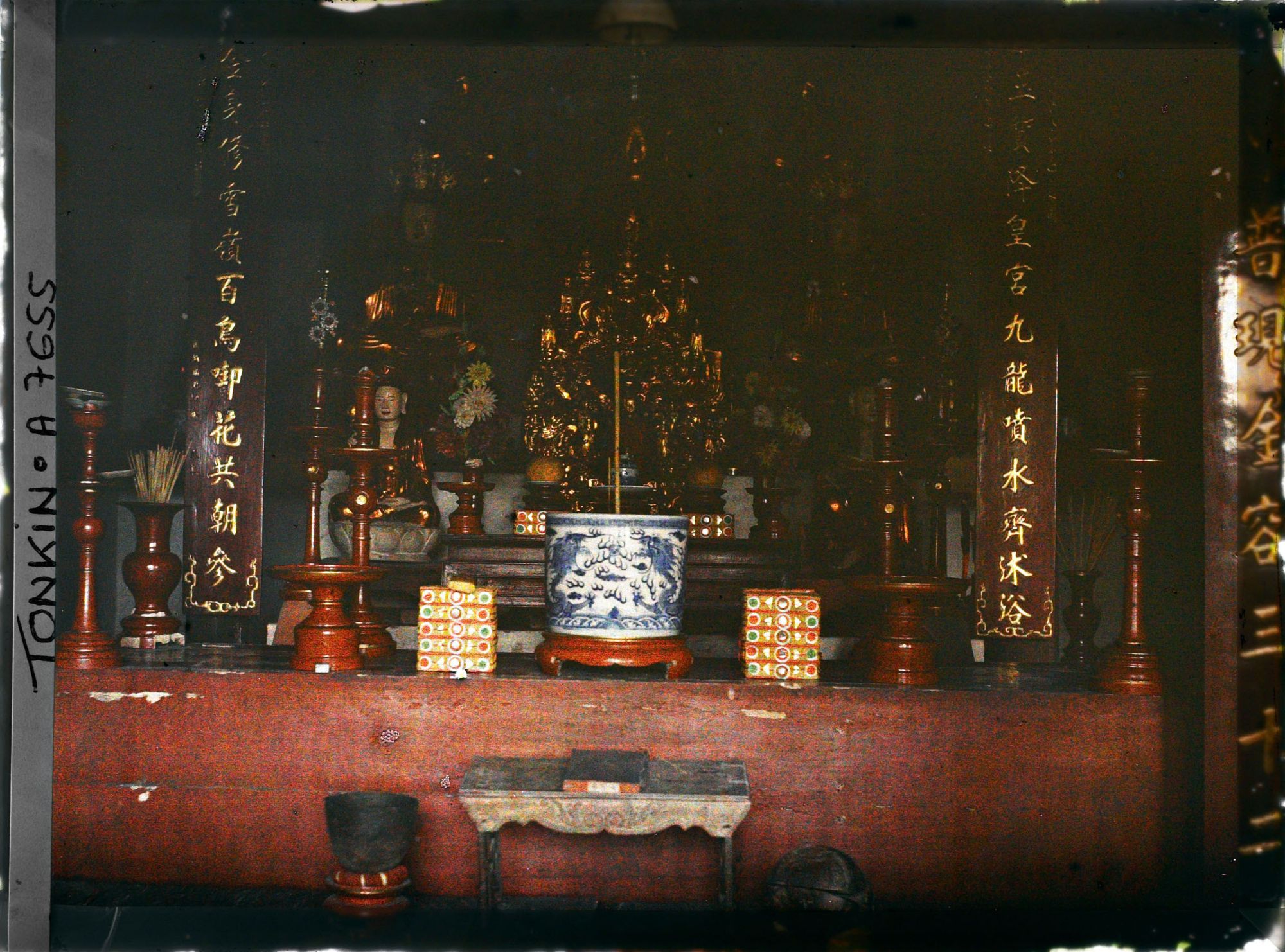 Image représentant Un autel à l'intérieur d'un temple bouddhique (" Lien-thuy ")