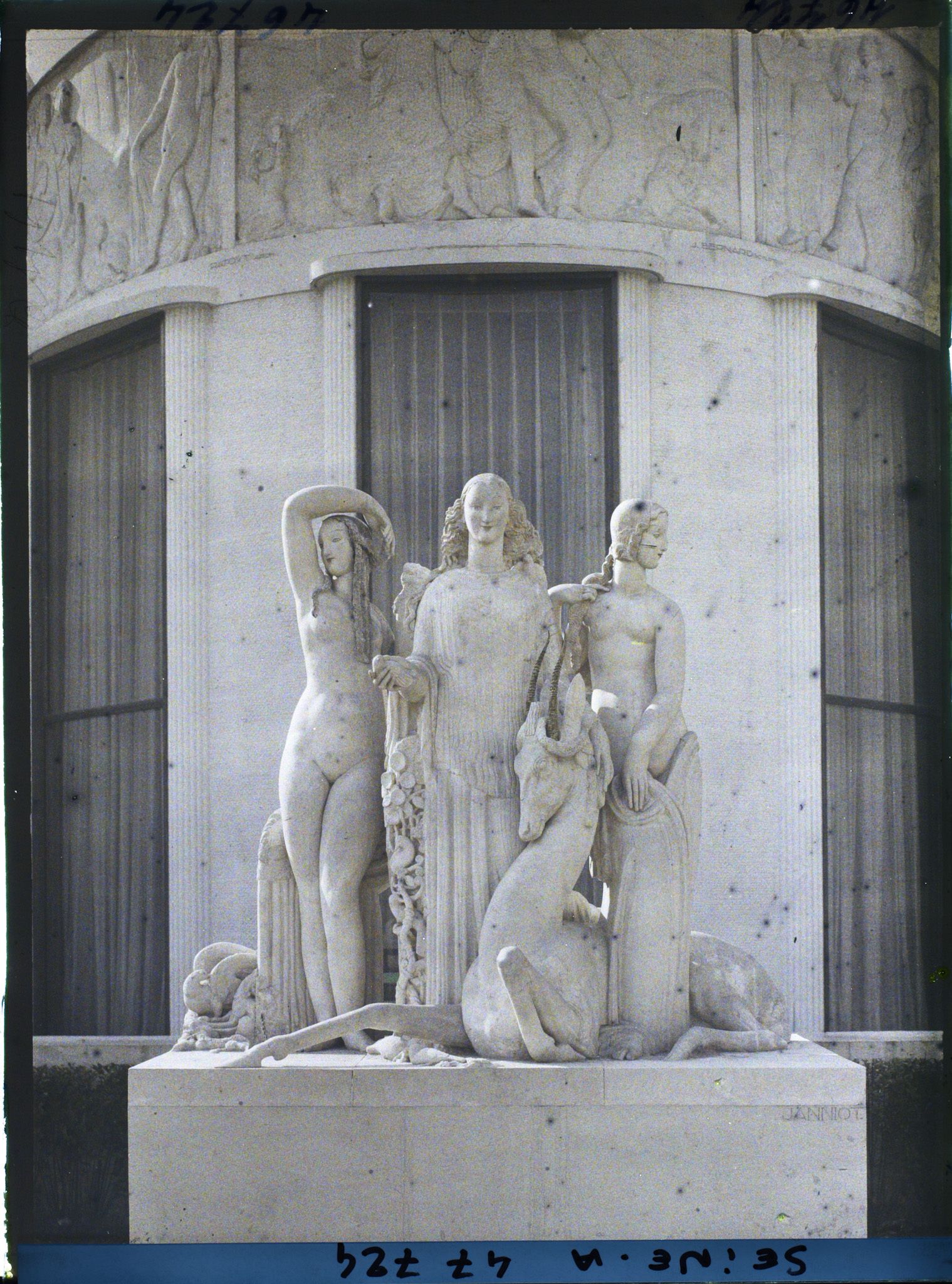 Image représentant L'exposition des arts décoratifs, groupe sculpté devant le pavillon Ruhlmann, Hommage à Jean Goujon, d'Alfred Auguste Janniot