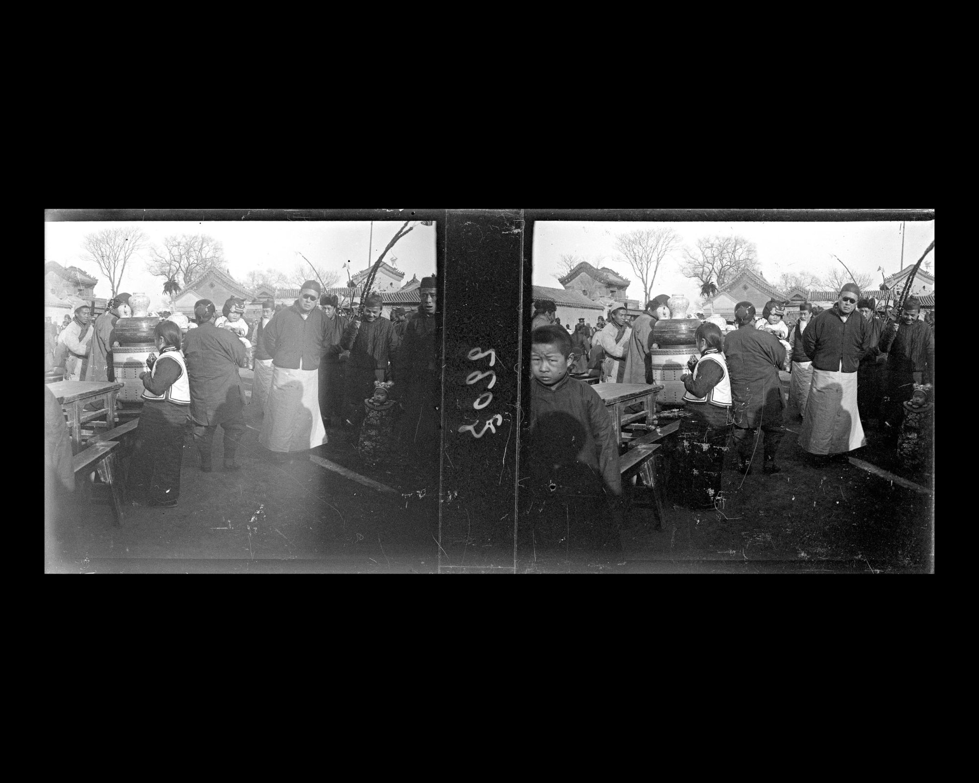 Image représentant Les visiteurs d'une foire monastique (miaohui) devant Tudici ("temple des Divinités du Sol")