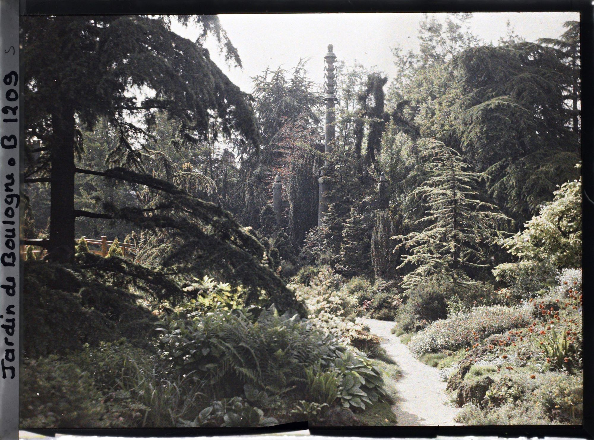 Image représentant Chemin du " sanctuaire japonais " menant au sorinto et rocaille fleurie ponctuée de conifères