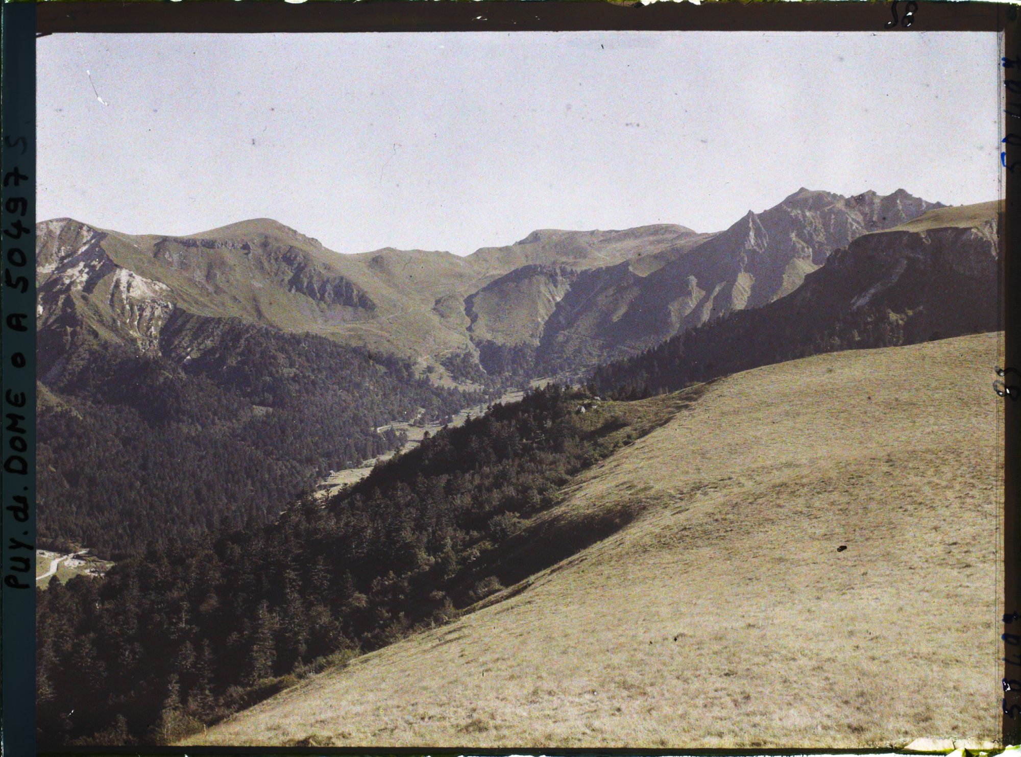Image représentant France, Mont Dore, Le fond de la Vallée vue prise du Capucin, à dr. le Sancy, au bas, la route du Mont Dore