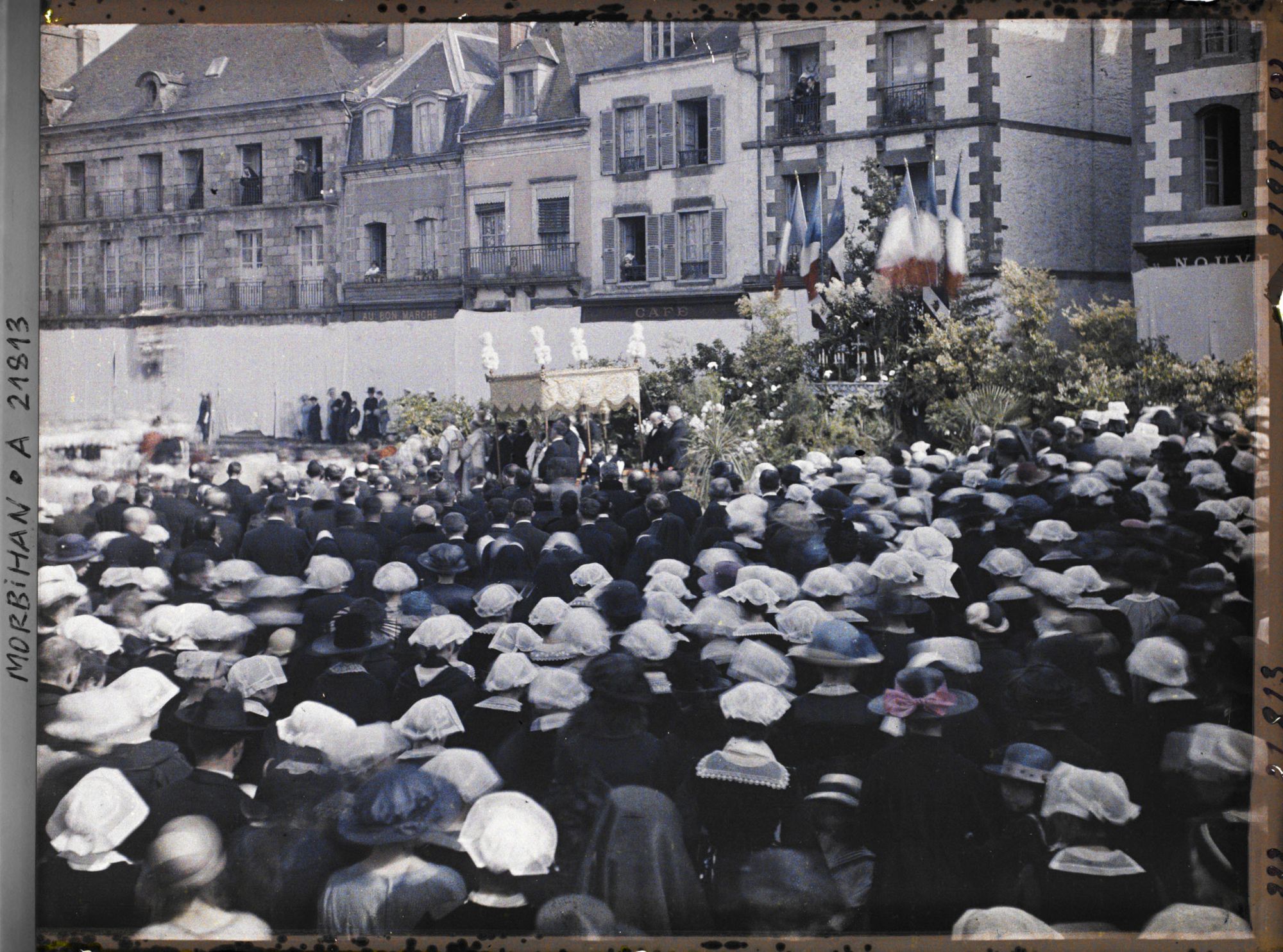 Image représentant La procession de la Fête-Dieu devant le reposoir de la place de la République