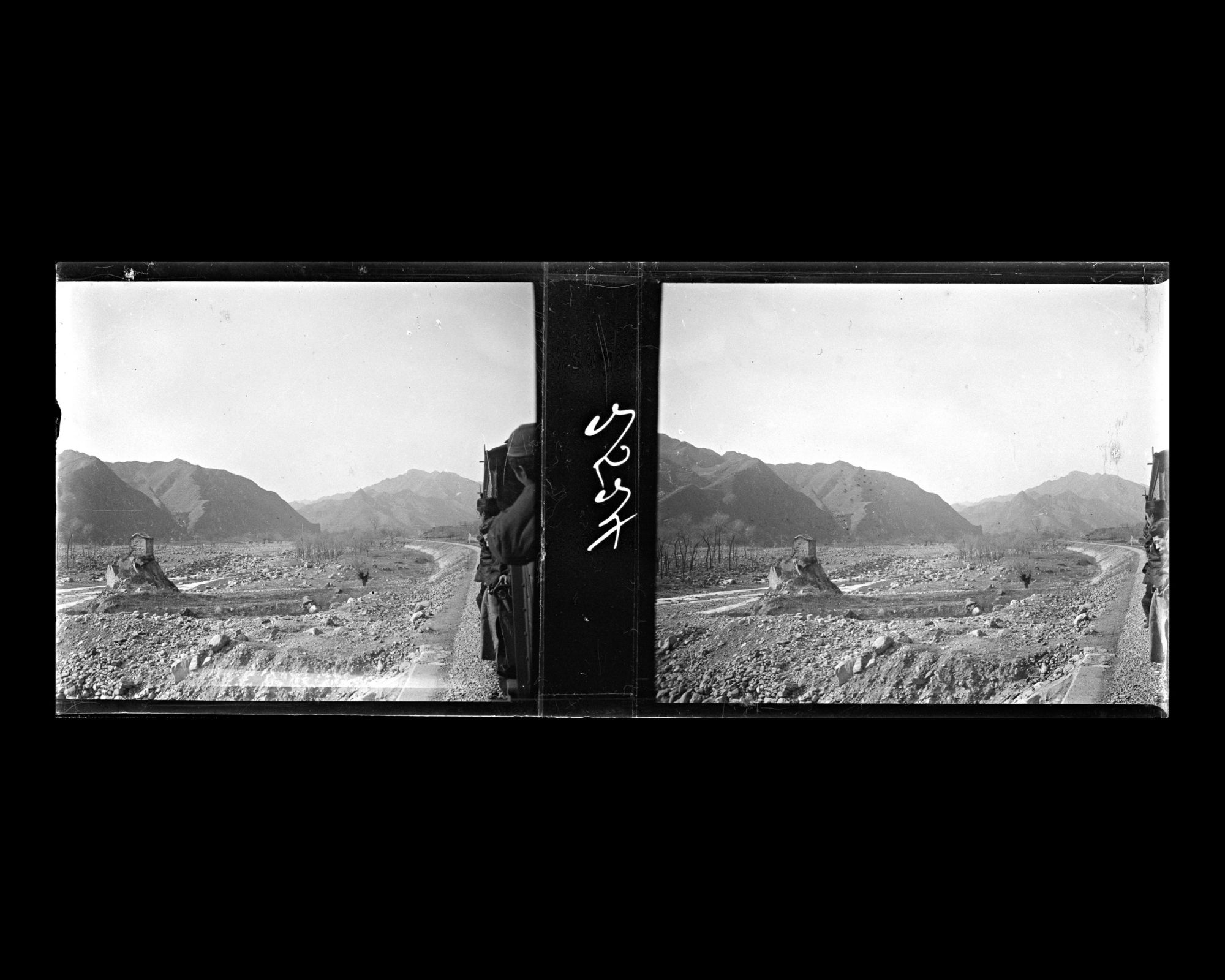 Image représentant Le Guangou ("torrent de la Passe") et le paysage montagneux vu du train