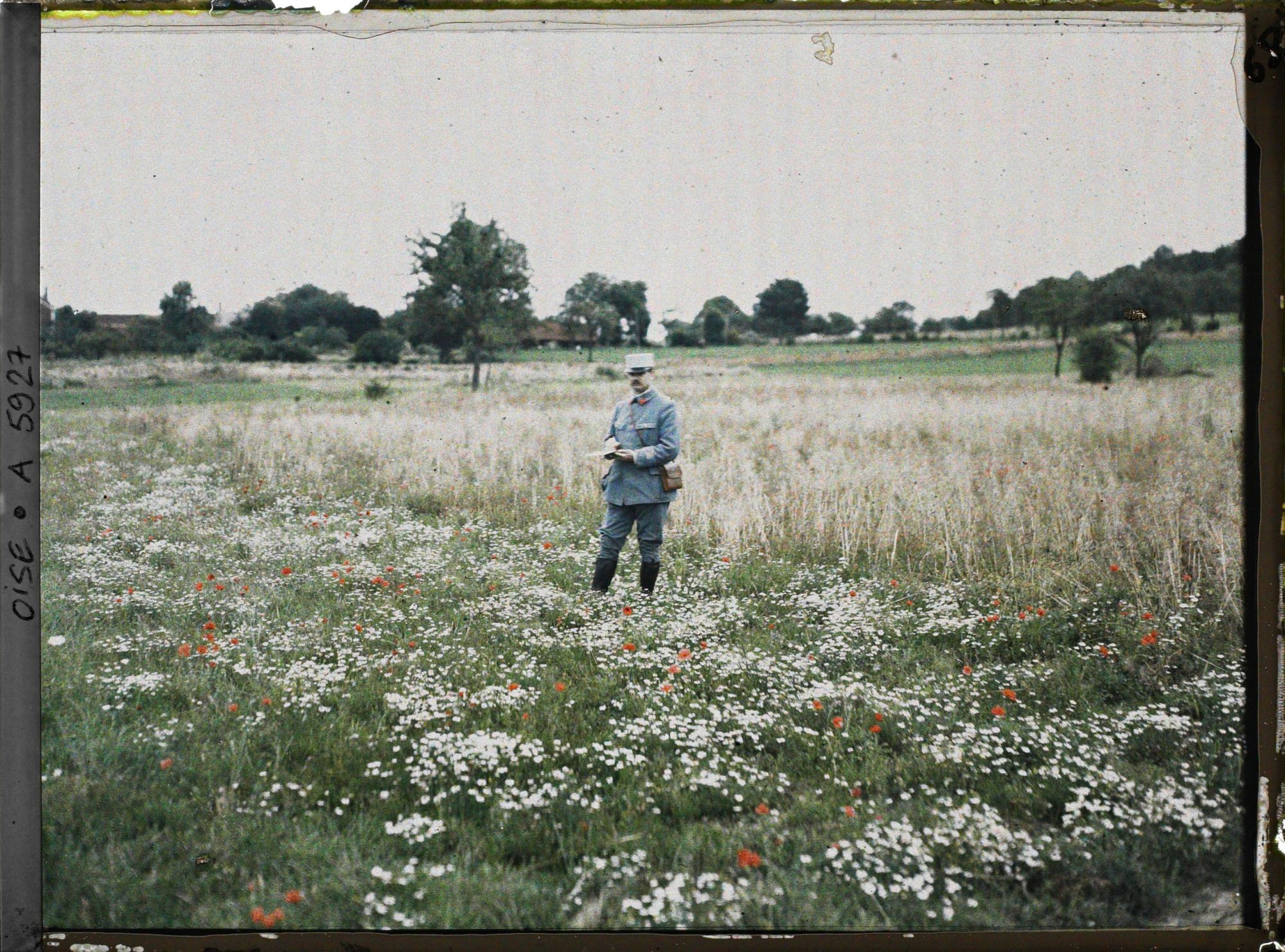 Image représentant Le capitaine Poisson faisant un croquis topographique