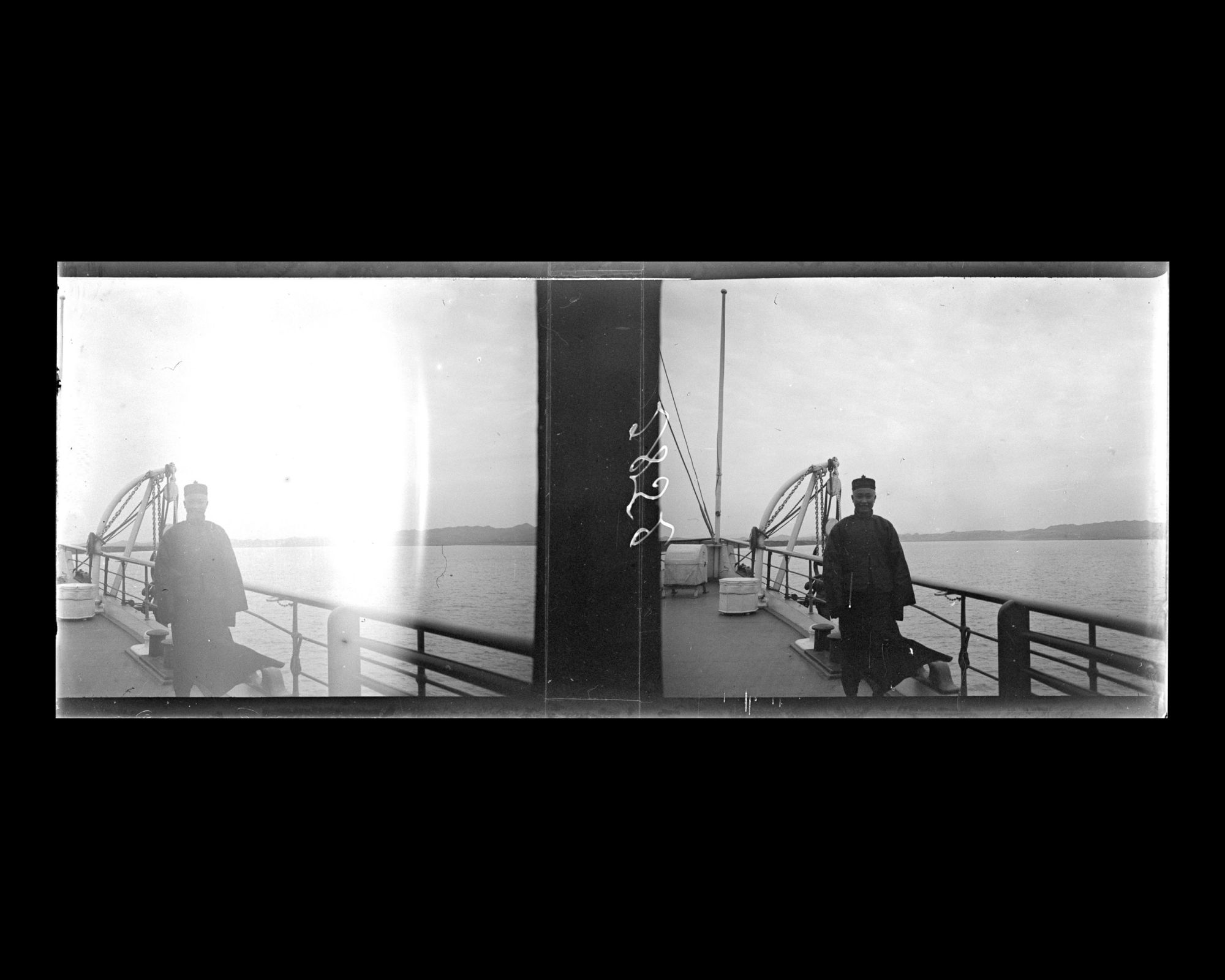 Image représentant Un passager chinois à la proue du Kiang-Yu et le Yangzijiang ("fleuve Bleu")