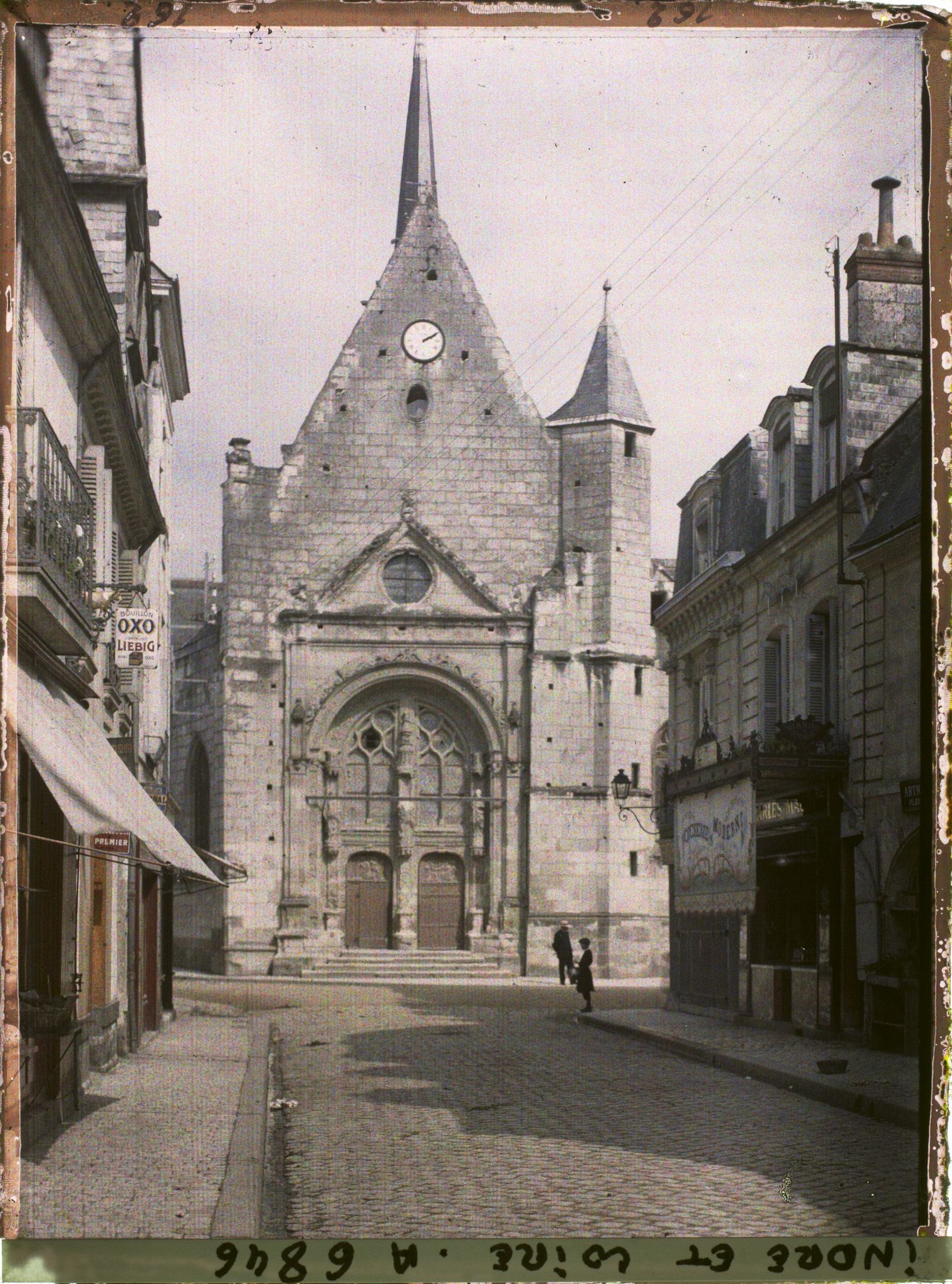Image représentant L'église Saint-Symphorien, prise depuis la rue Losserand