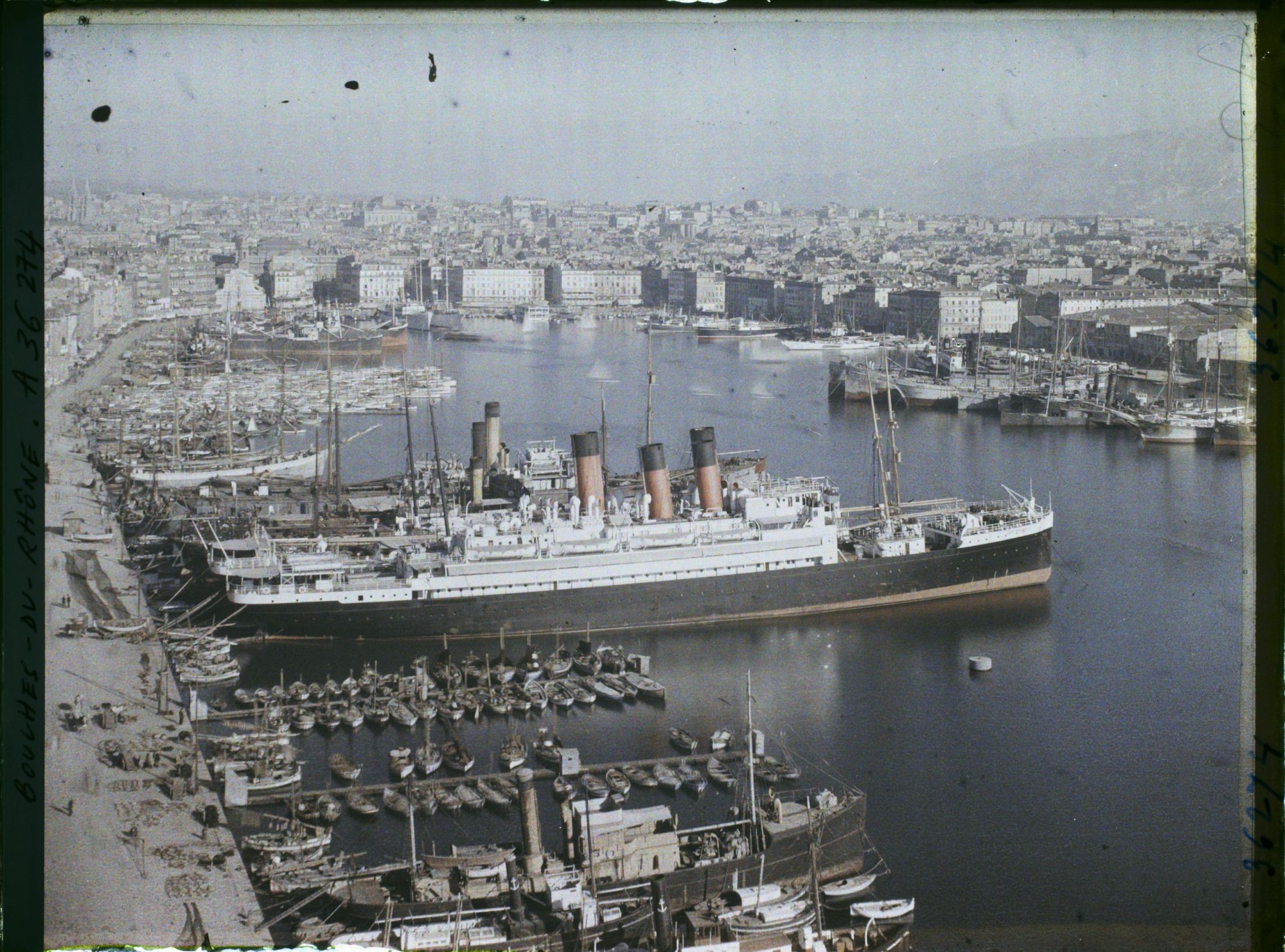 Image représentant Panorama du Vieux Port vers la Cannebière pris depuis le pont transbordeur