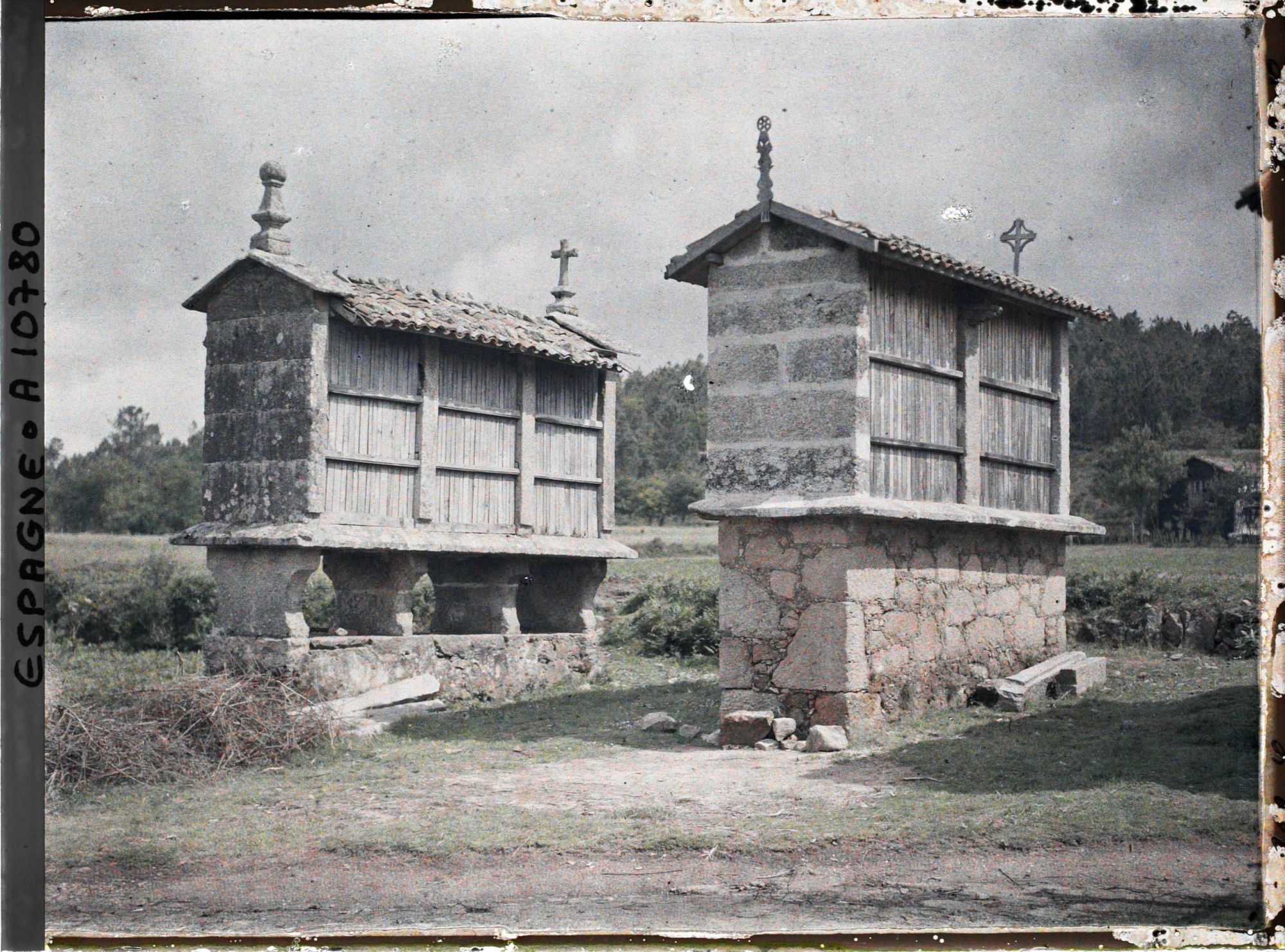 Image représentant Espagne, Santiago de Compostela, Fijo, Petit village sur la route de Padron ; type d'horrio pour le maïs
