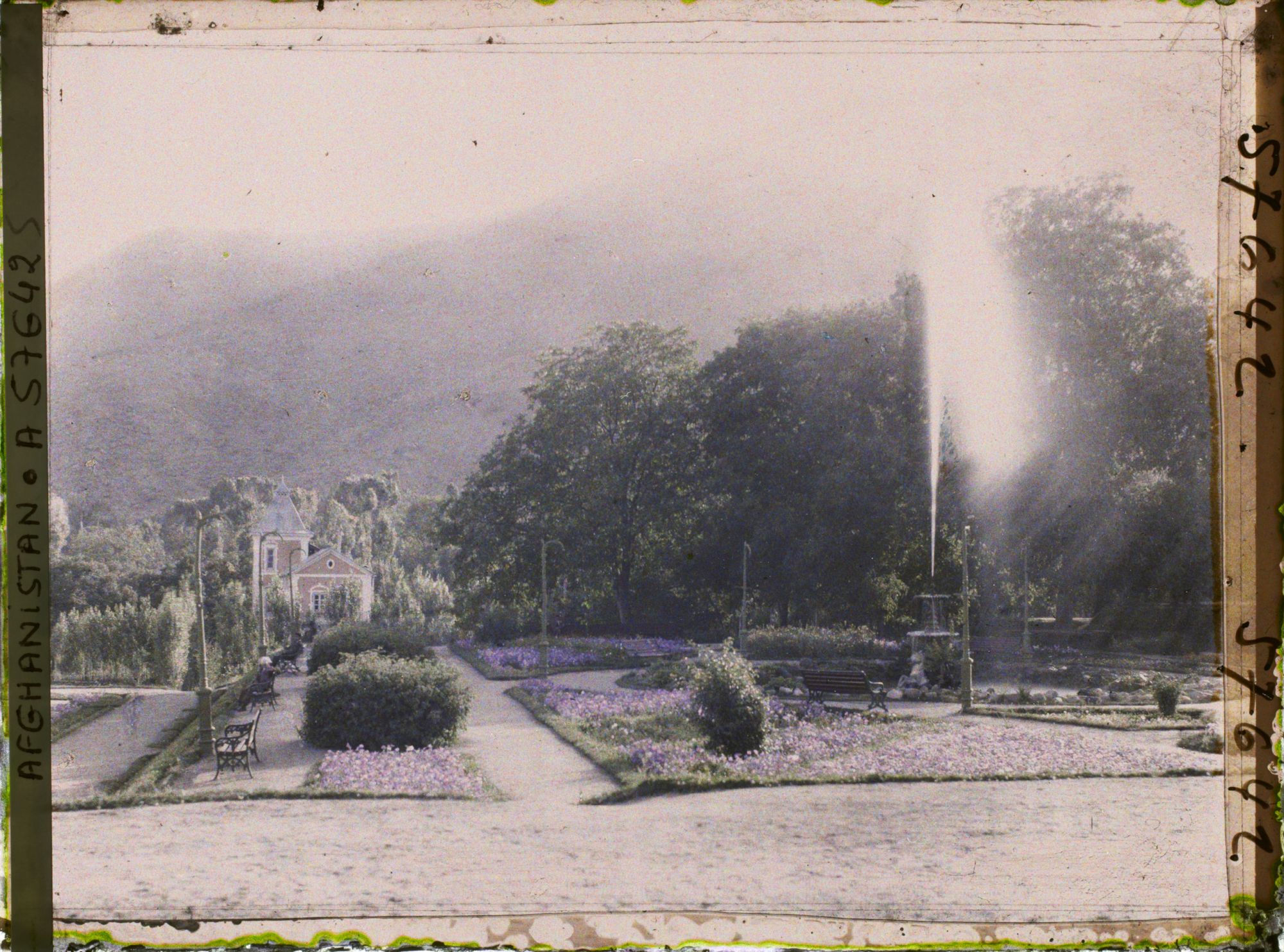 Image représentant Dans le Jardin public (Bâgh-e omumi), allées et parterres de fleurs