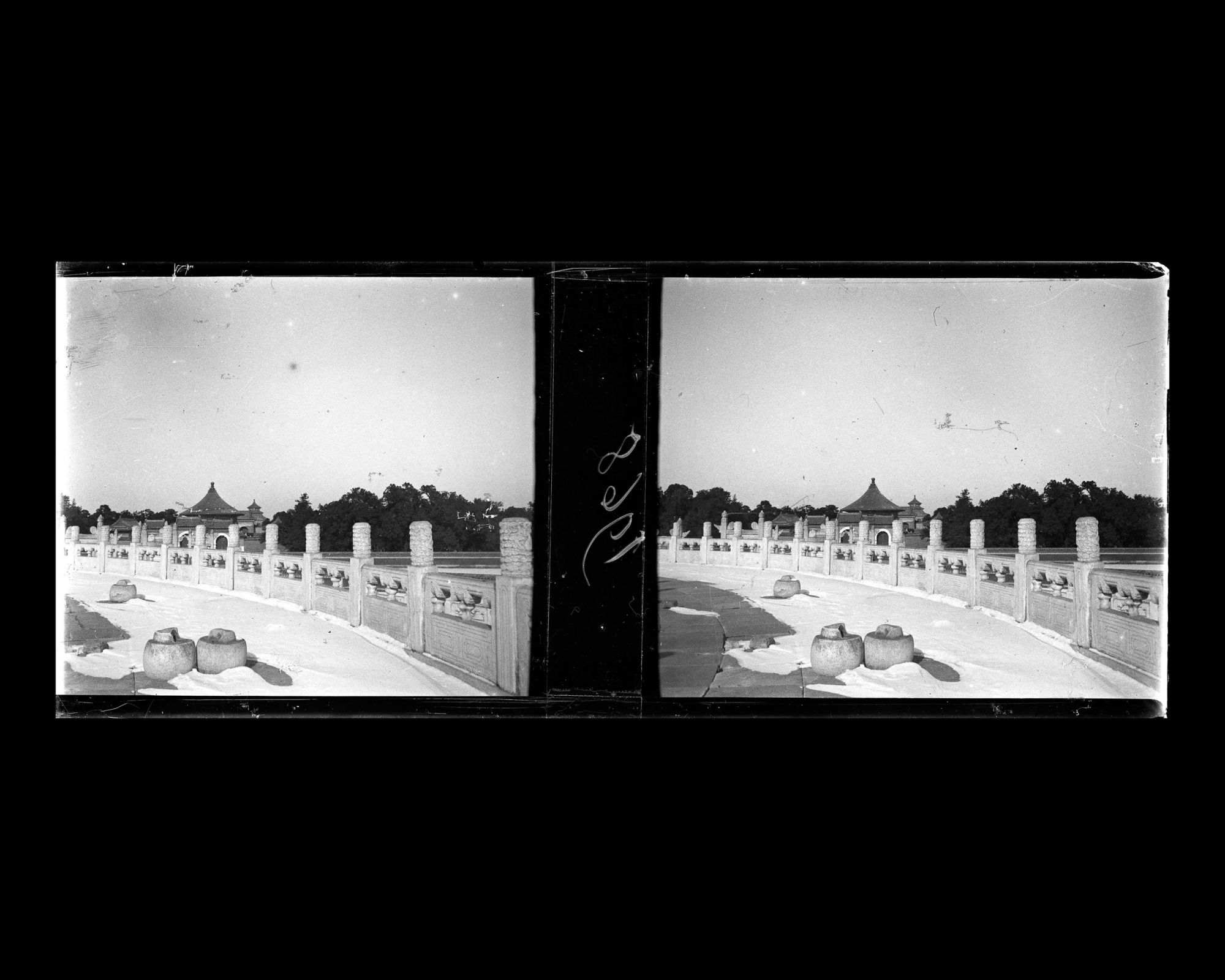 Image représentant Tiantan ("temple du Ciel"). La balustrade de marbre blanc sculpté de la terrasse supérieure de Yuanqiutan ("autel du Tertre Circulaire")