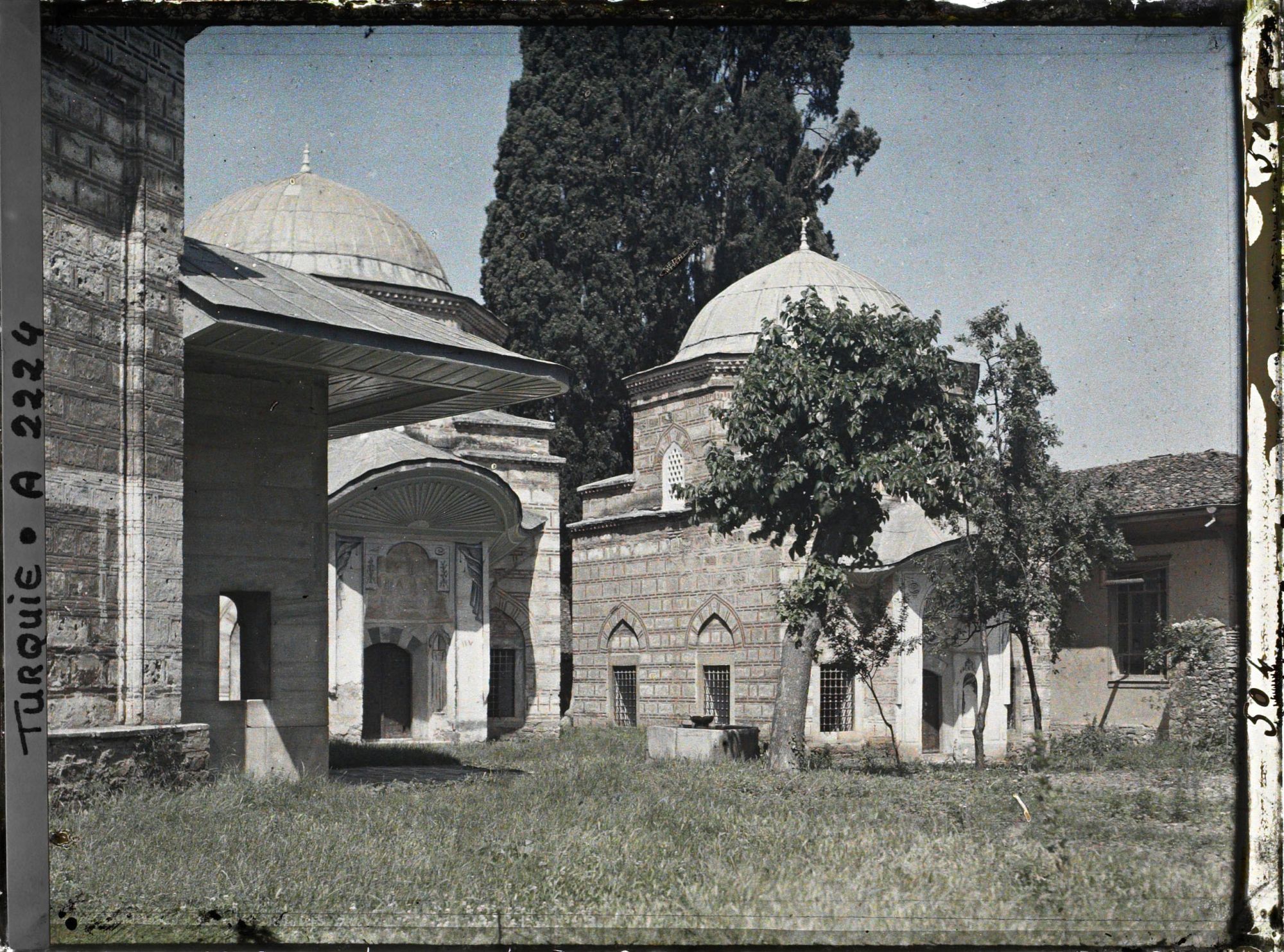 Image représentant Cimetière de la Muradiye Camii (mosquée de Murat II), abritant onze mausolées de la famille impériale ottomane
