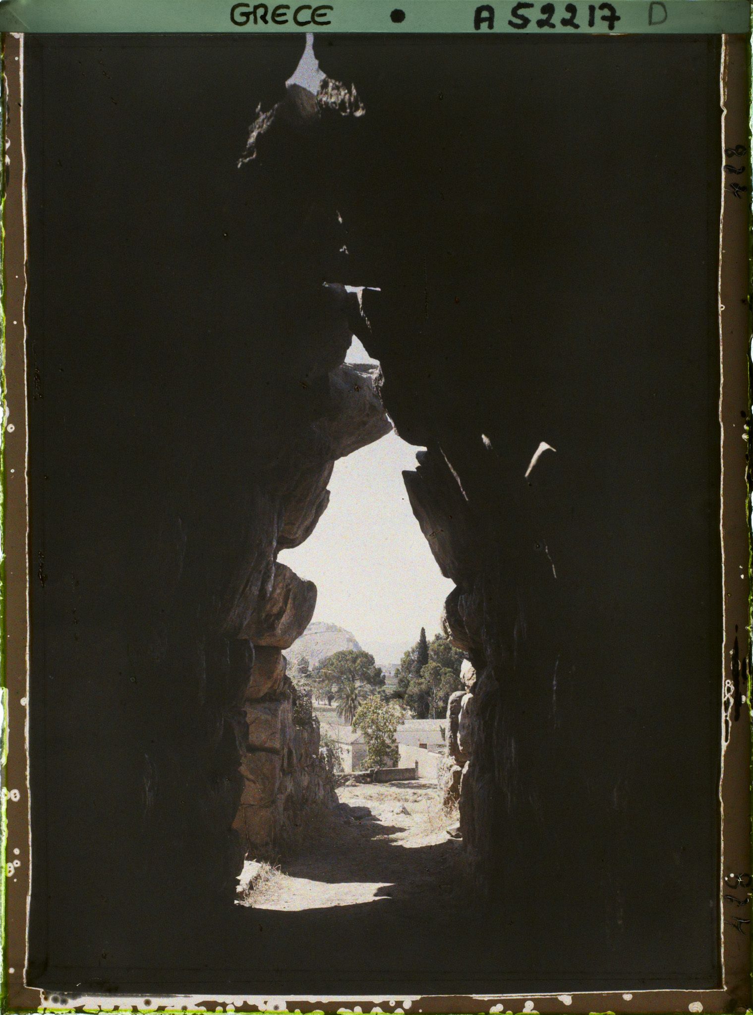 Image représentant Sous la galerie couverte desservant les casemates du bastion sud de la citadelle. Au fond, le rocher de Nauplie
