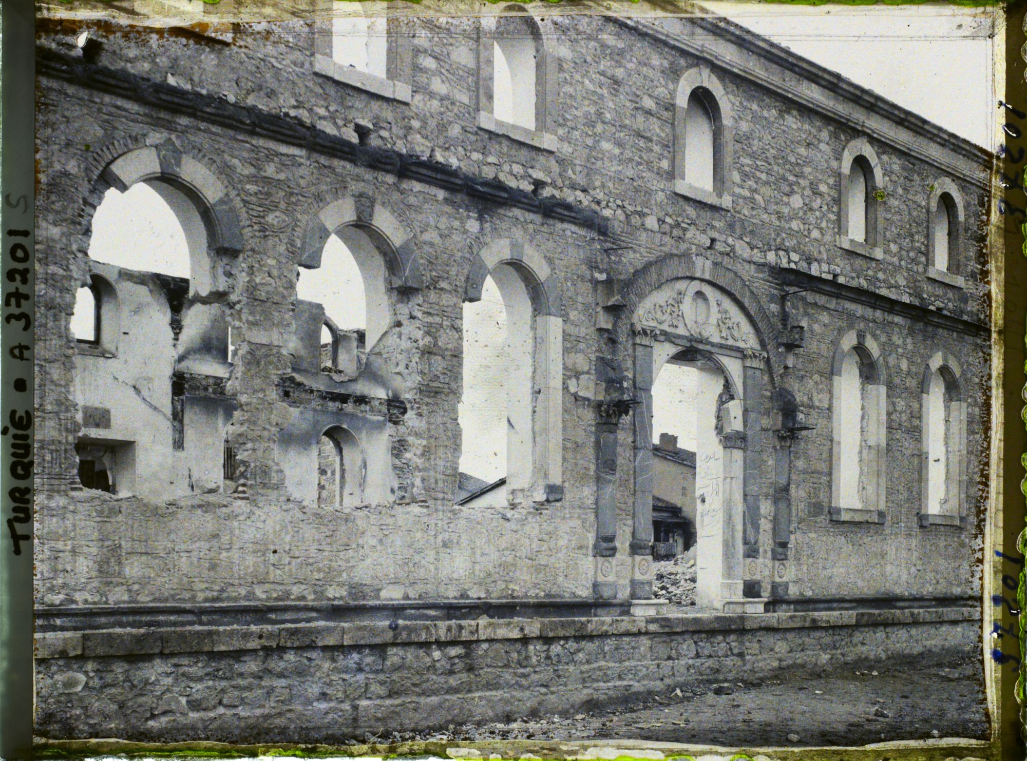 Image représentant Façade de l'église grecque en partie détruite