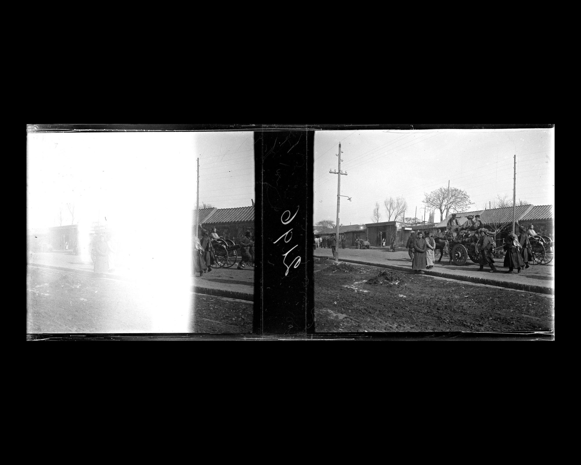 Image représentant Scène de rue sur Dingzijie ("rue en Forme de T"), appelée aussi Bamiancao (lieu-dit "l'Auge à Huit Faces")