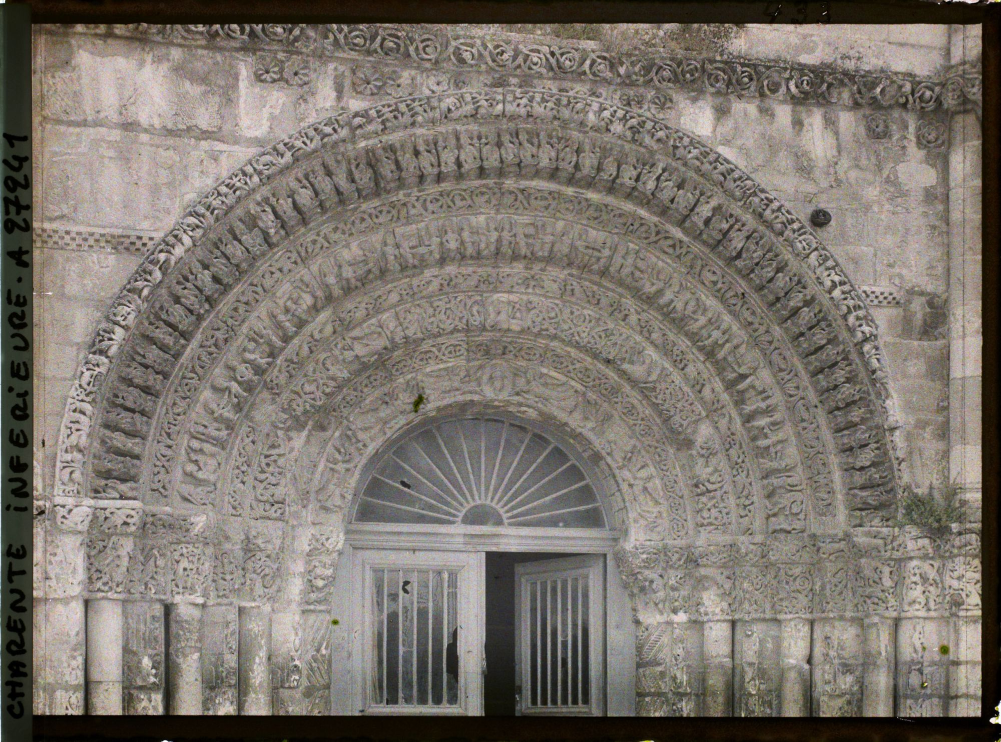 Image représentant L'archivolte du portail de l'Abbaye des Dames