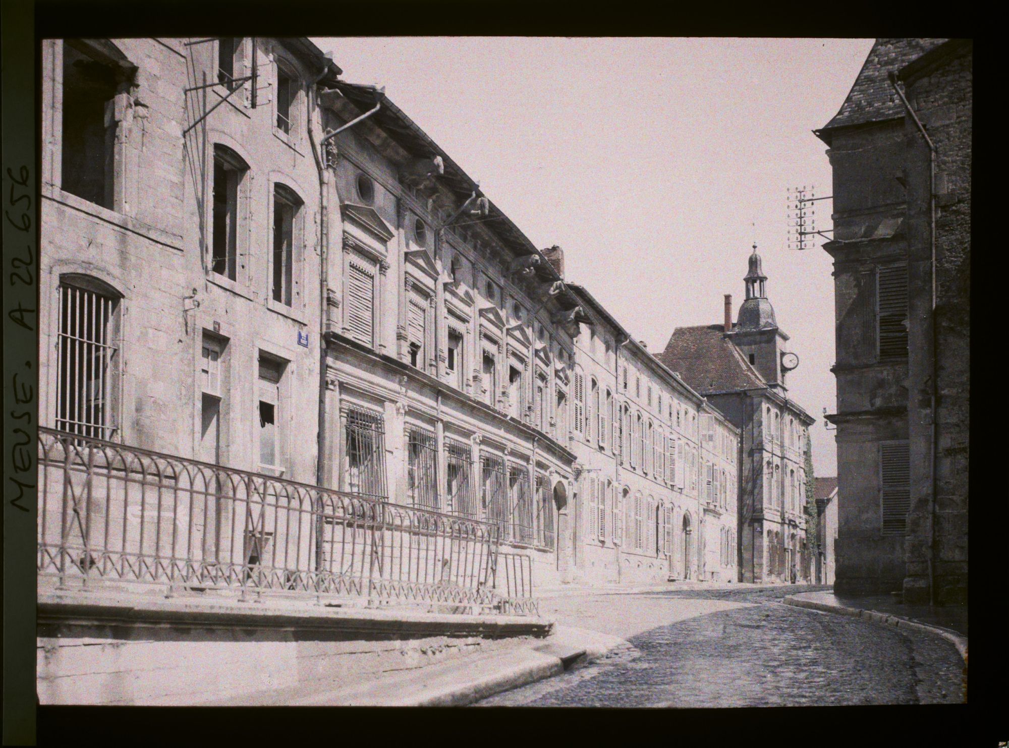 Image représentant France, St Mihiel, La maison aux Bœufs et l'Hôtel de Ville rue de la Vaux