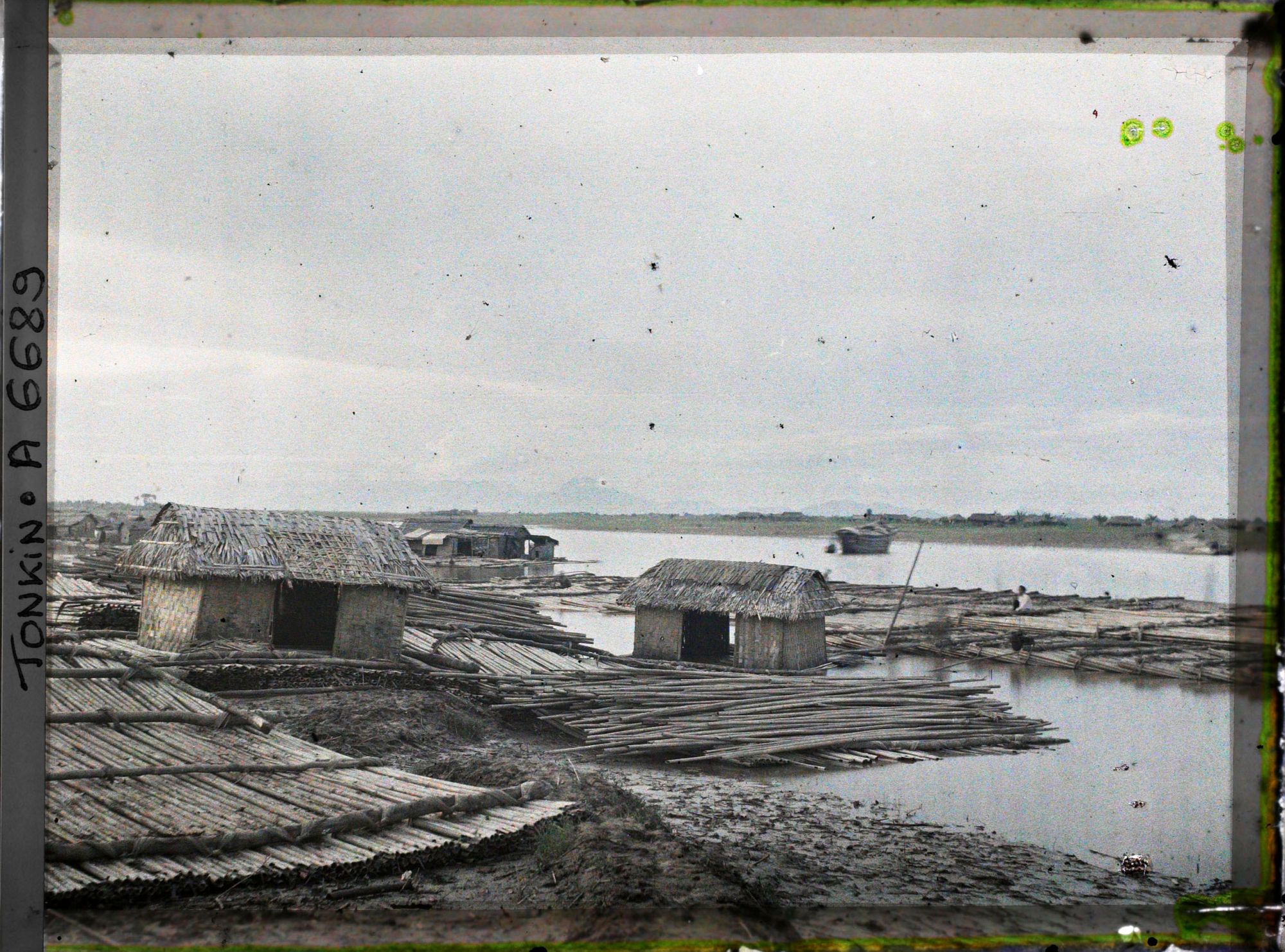 Image représentant Des maisons flottantes, au bord du Fleuve Rouge