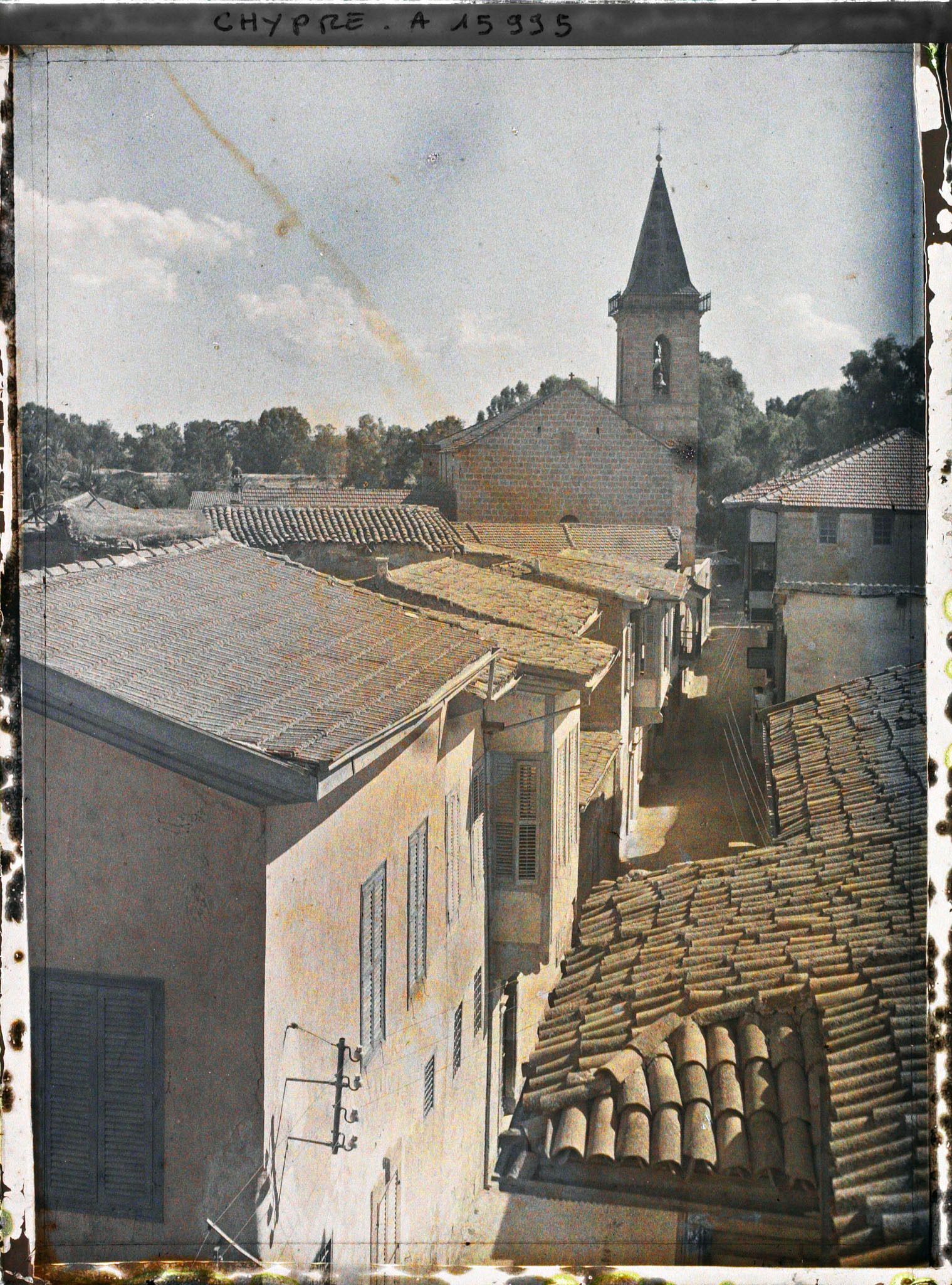 Image représentant Une rue vers une église