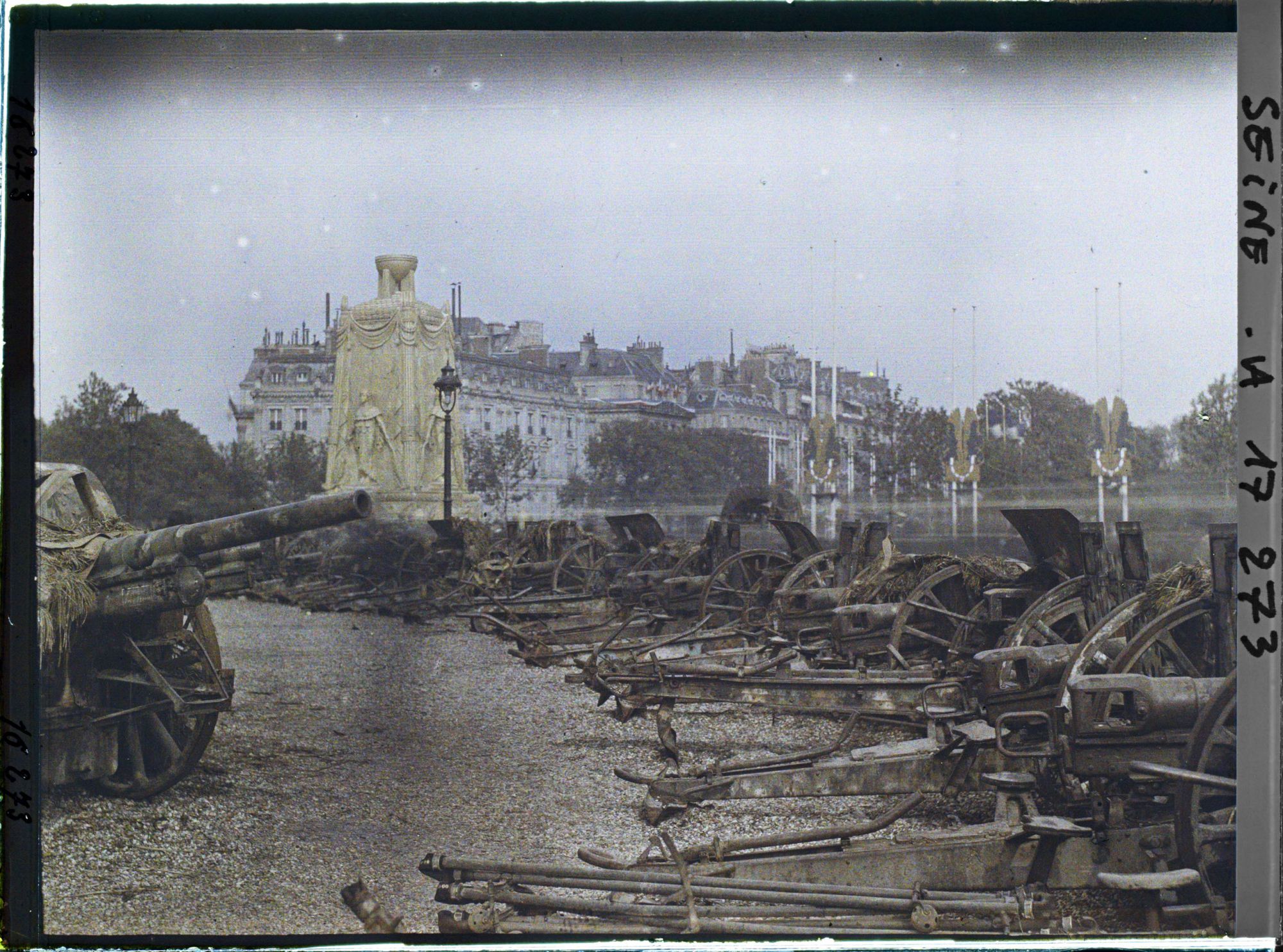 Image représentant La place de l'Etoile décorée pour les fêtes de la Victoire des 13 et 14 juillet