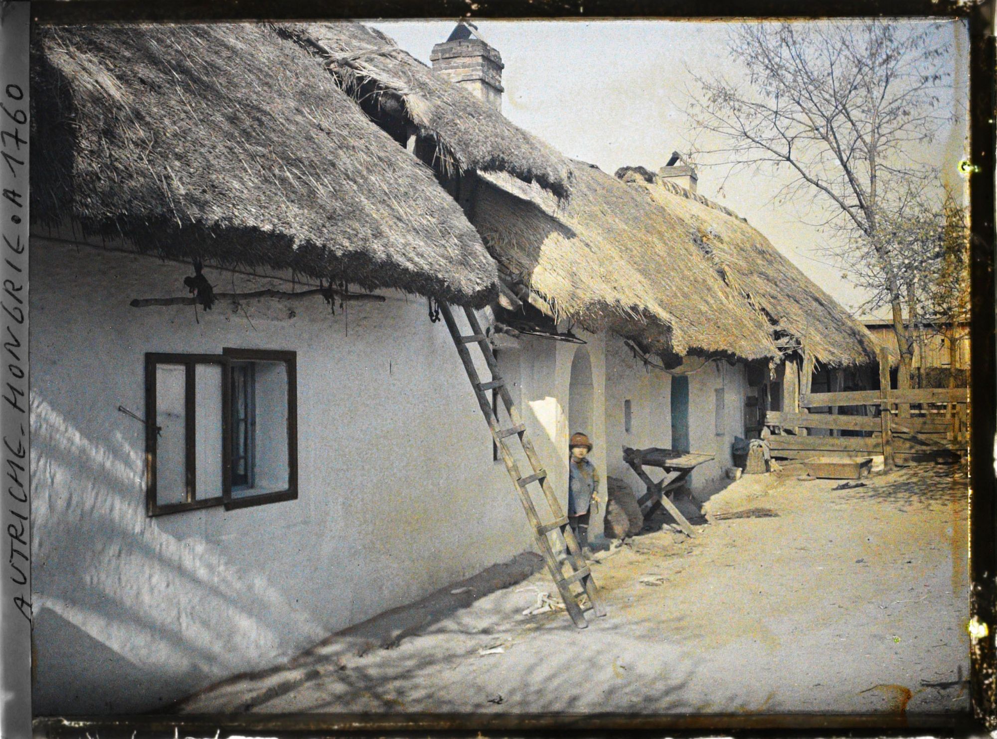 Image représentant Autriche Hongrie, Environs Lundenbourg, Environs de Lundenbourg : 2 vieilles maisons rurales couvertes de chaume