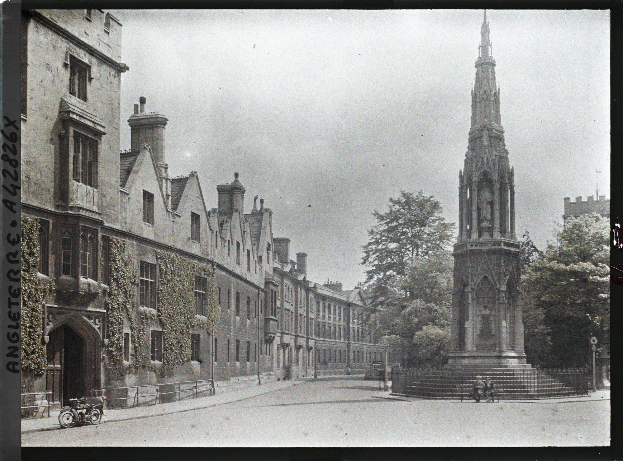 Image représentant L'entrée du Balliol College près du monument aux évêques sur St Giles street