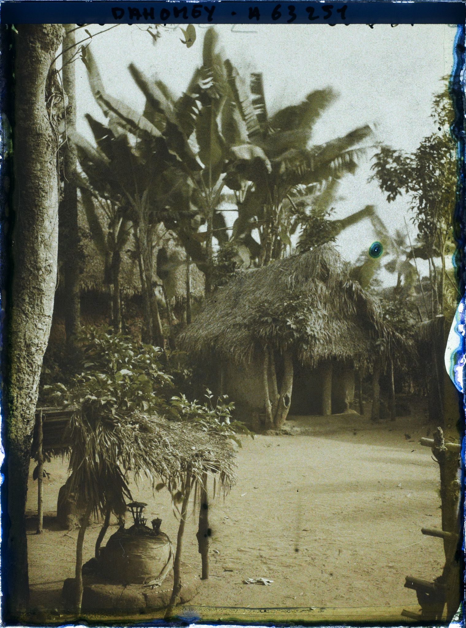 Image représentant Fétiches et case de fétiche (?) sur la place du village